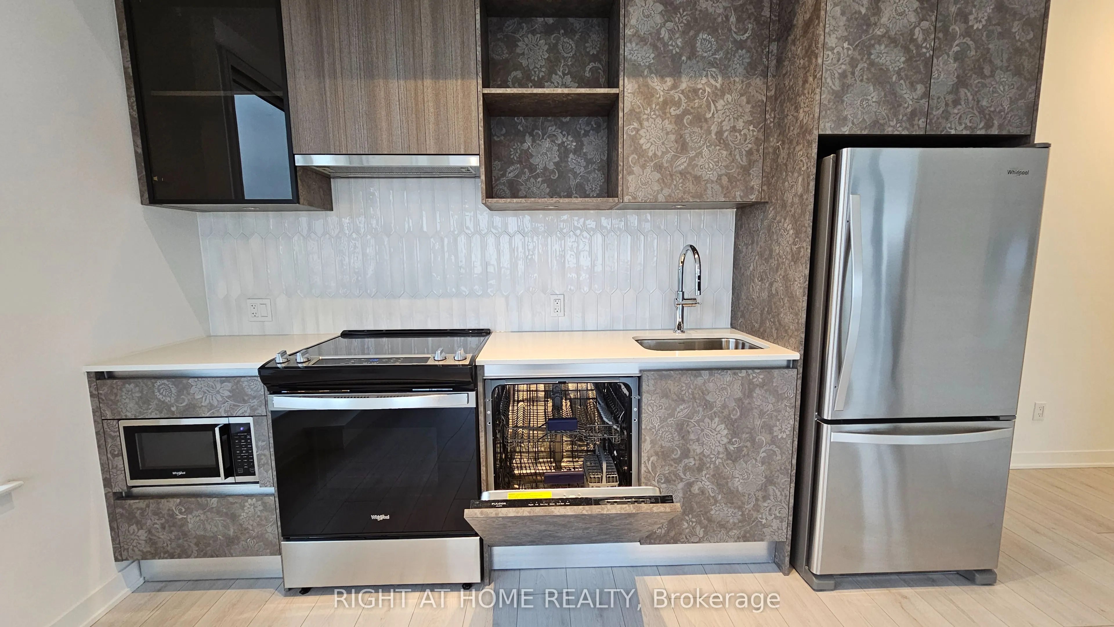 405 Dundas Street W, #530