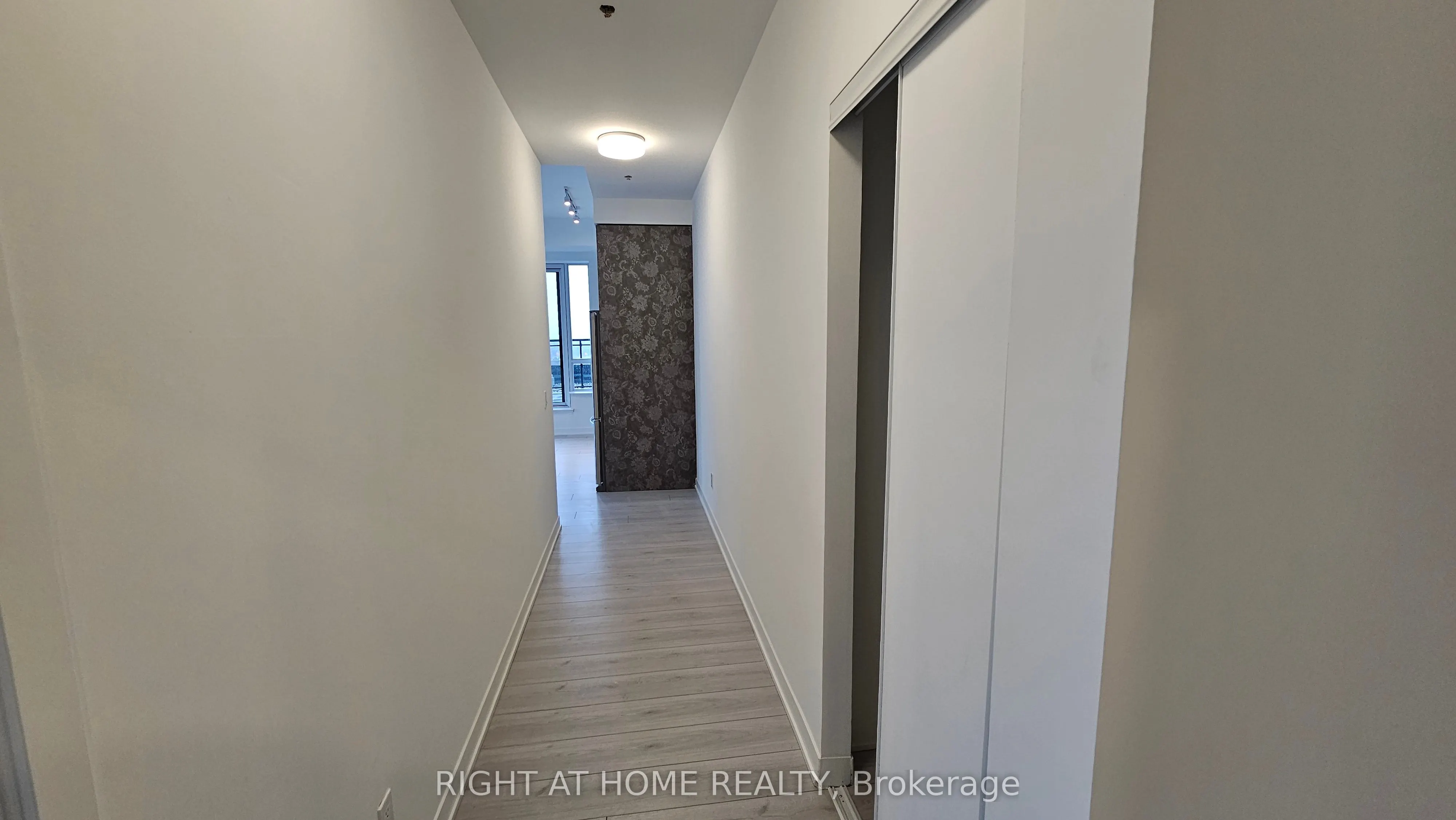 405 Dundas Street W, #530