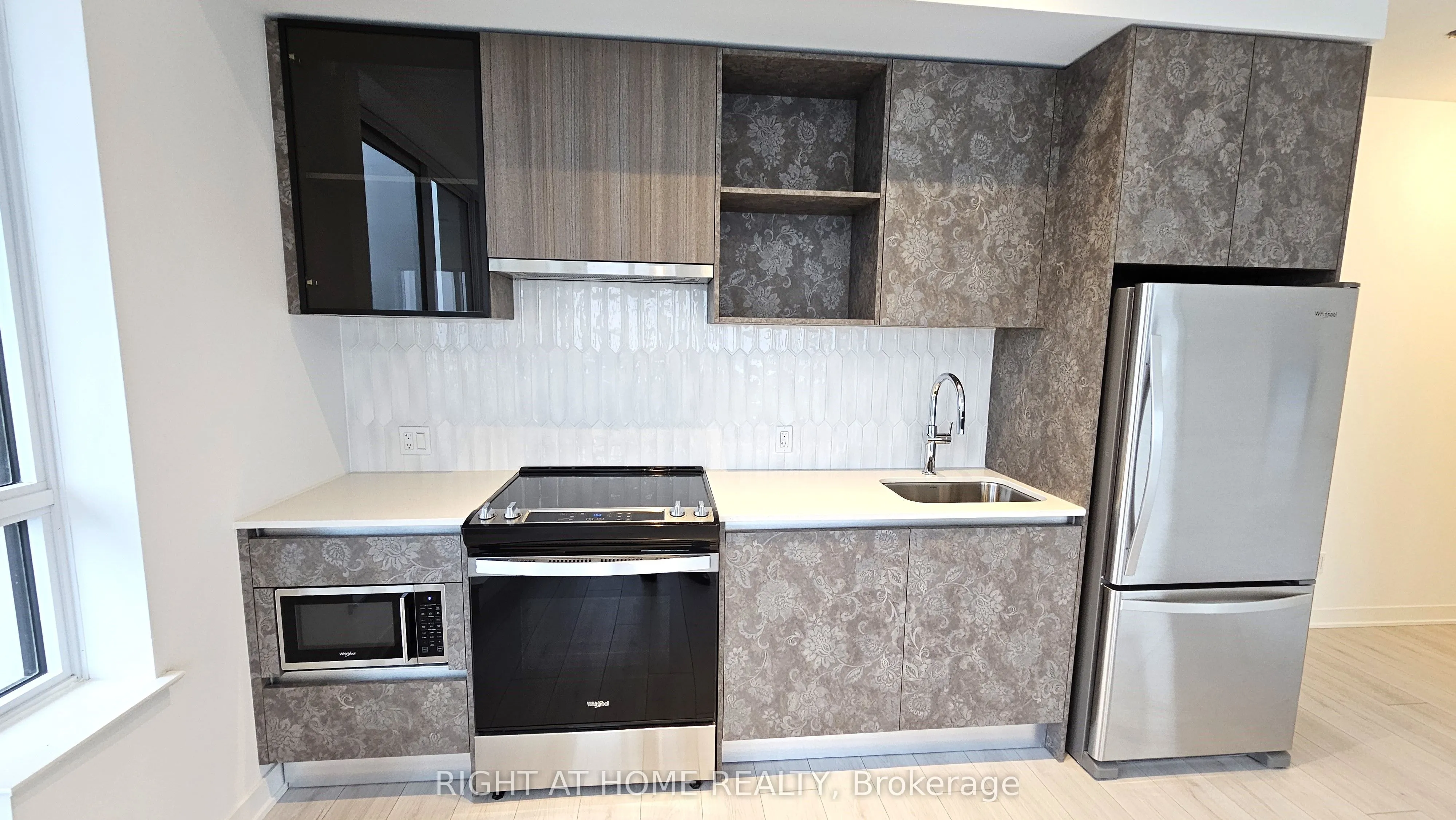 405 Dundas Street W, #530