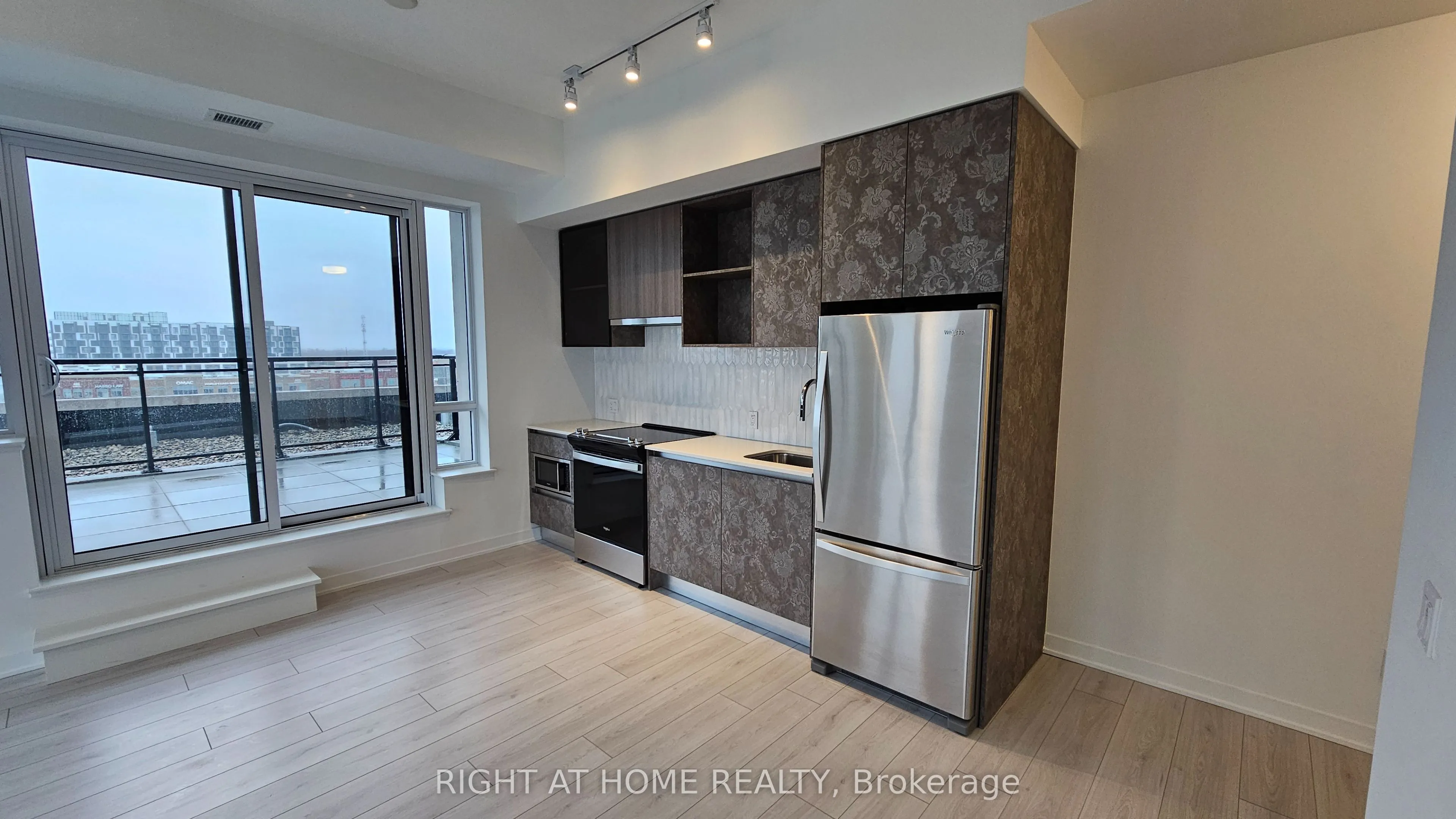 405 Dundas Street W, #530