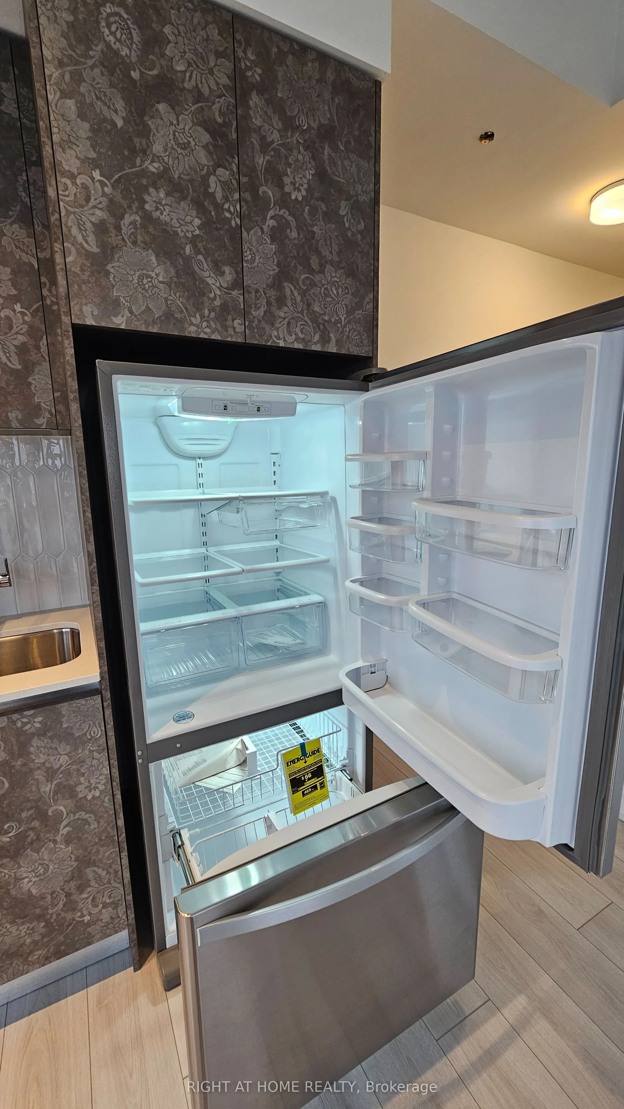 405 Dundas Street W, #530