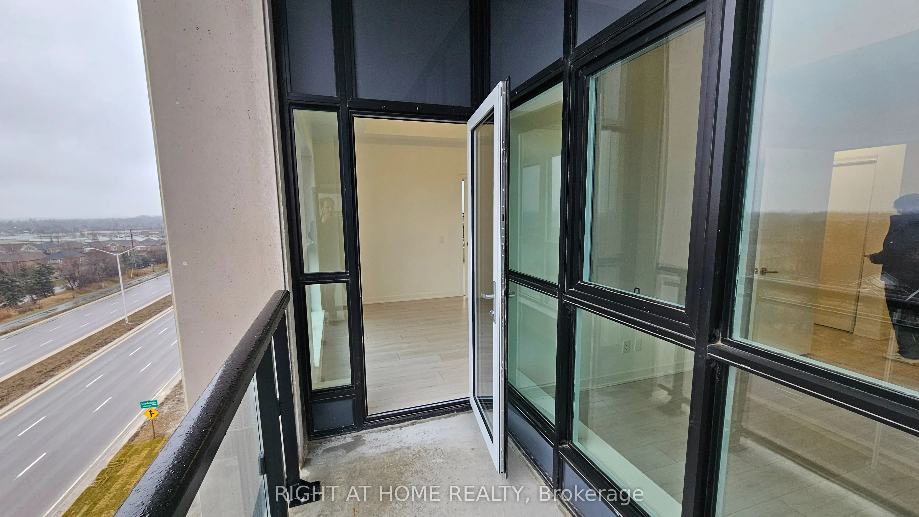 405 Dundas Street W, #530