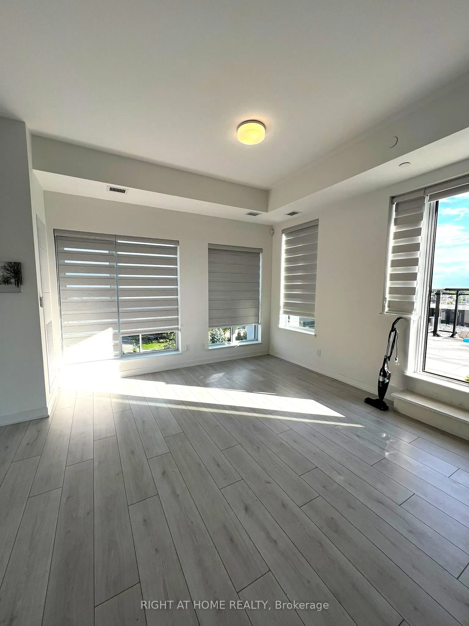 405 Dundas Street W, #530