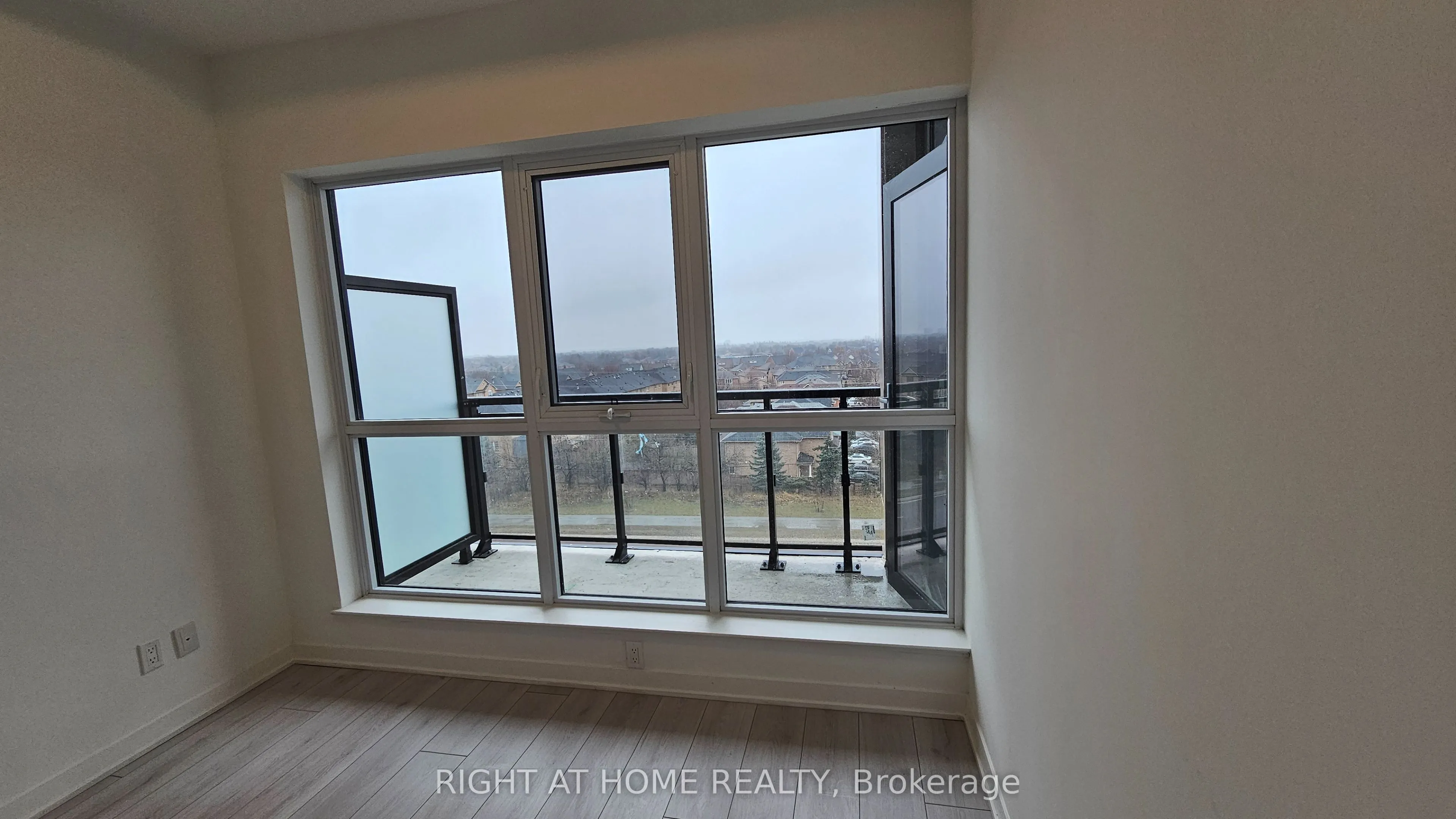 405 Dundas Street W, #530