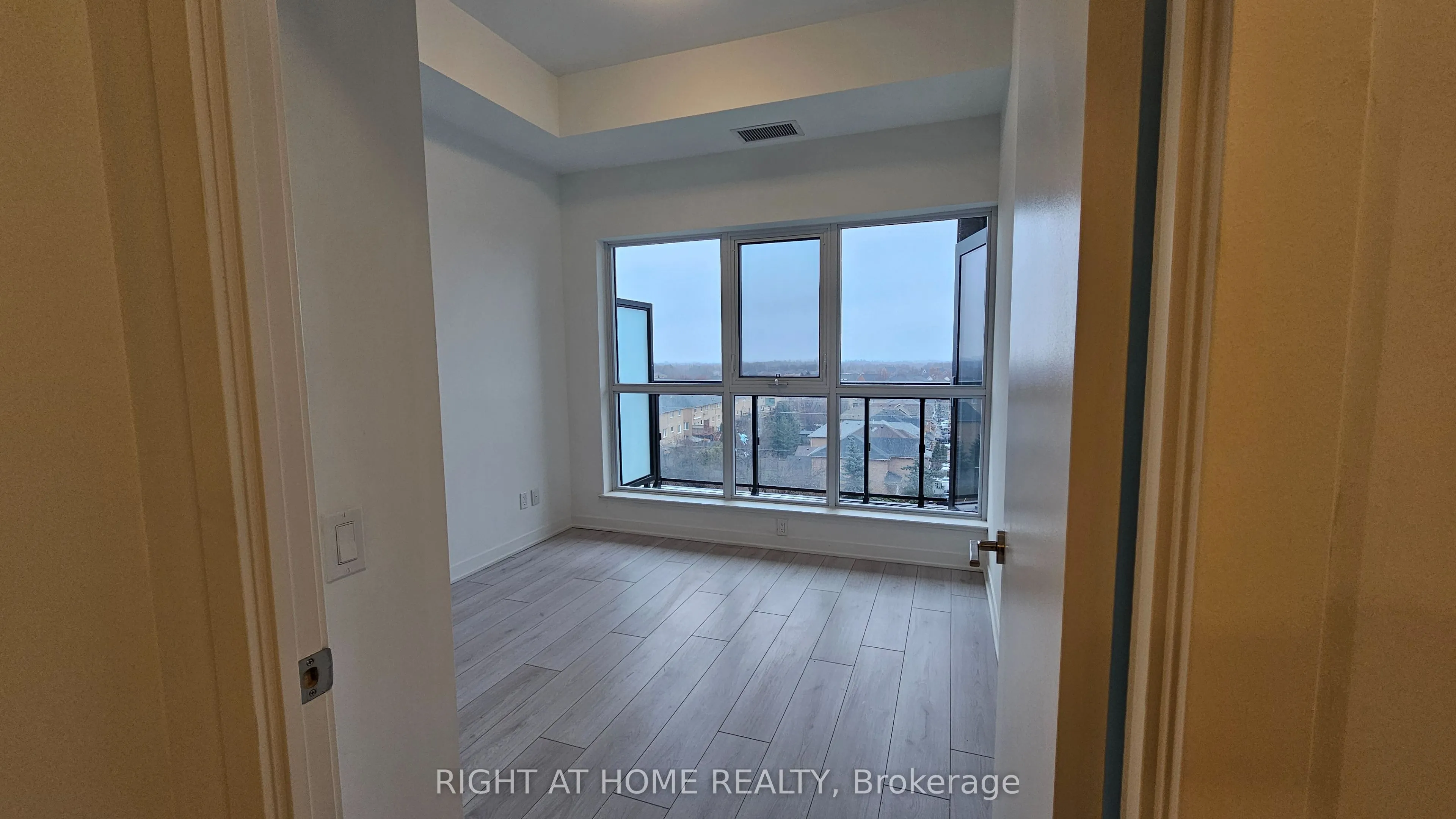 405 Dundas Street W, #530