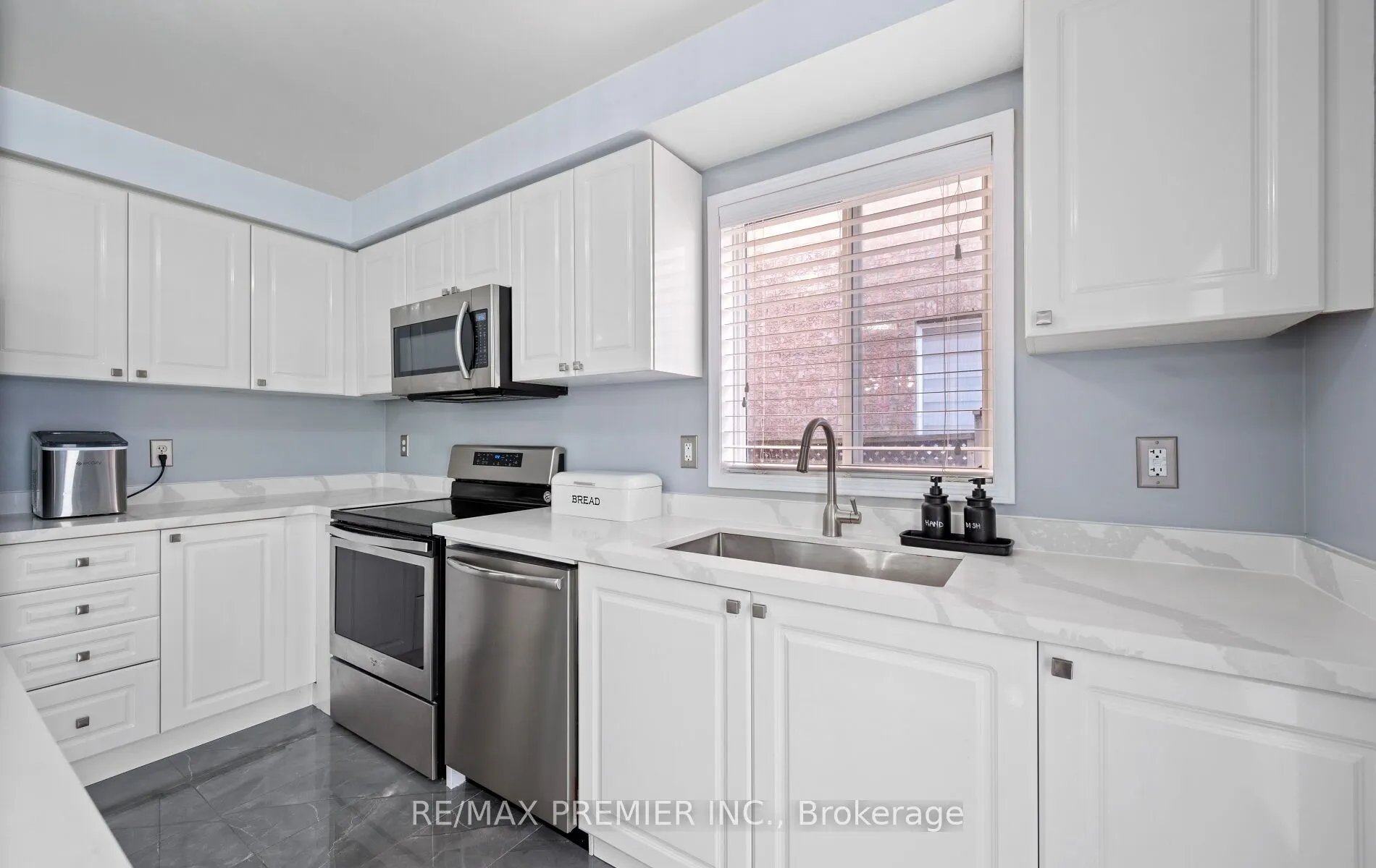 49 Fallstar Crescent