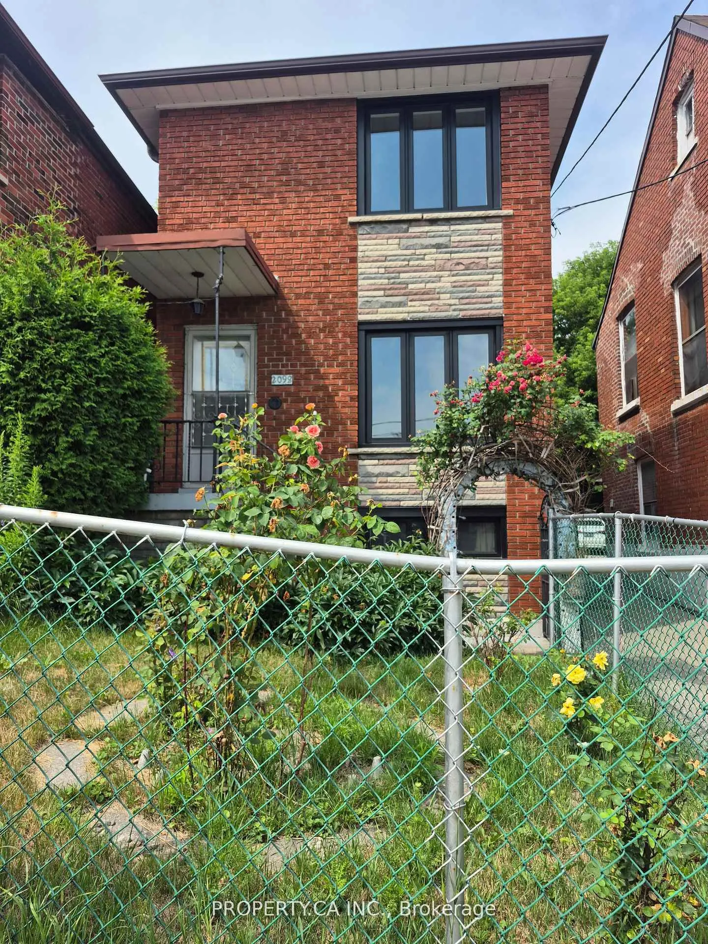 2098 Dufferin Street