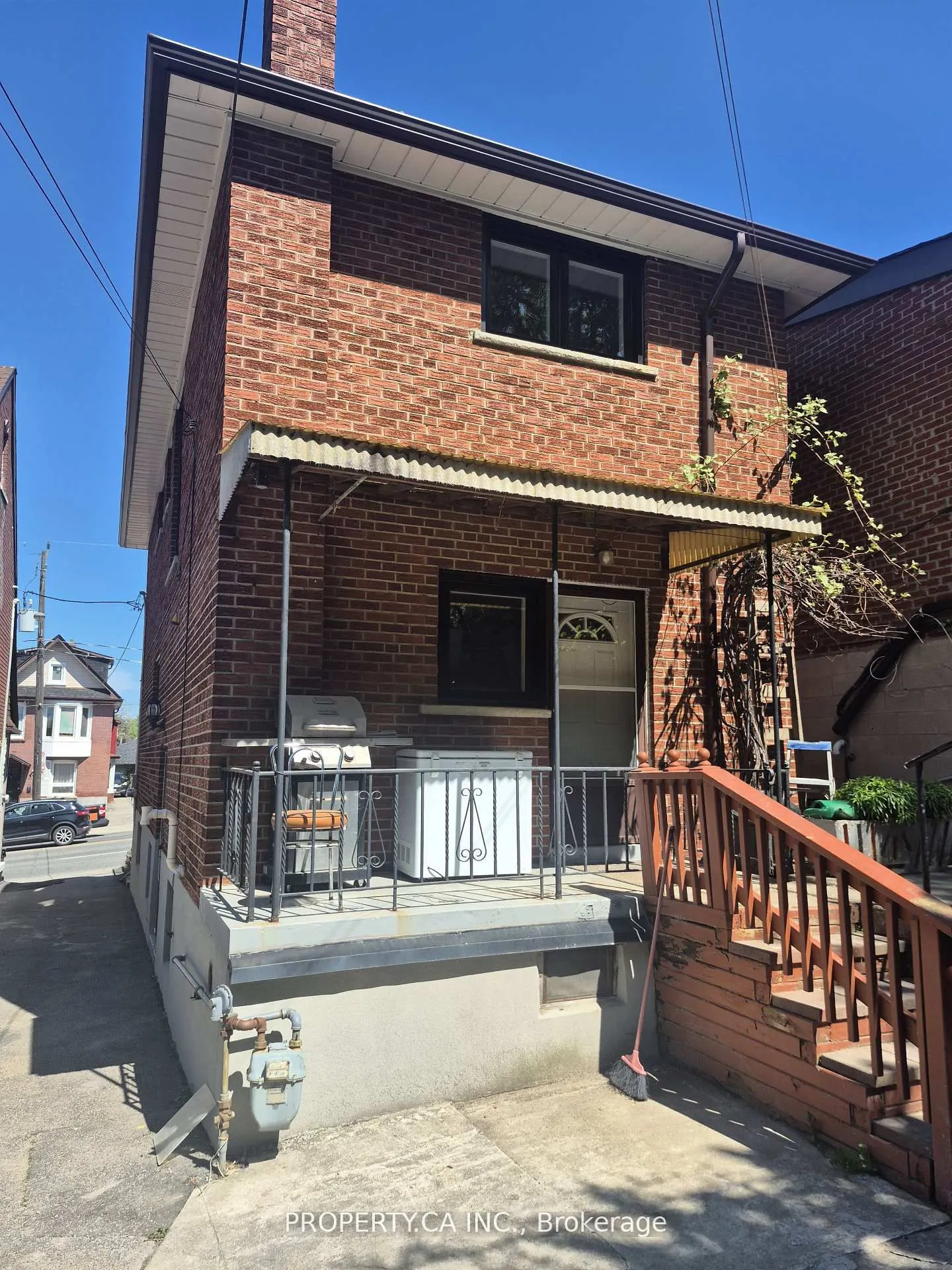 2098 Dufferin Street