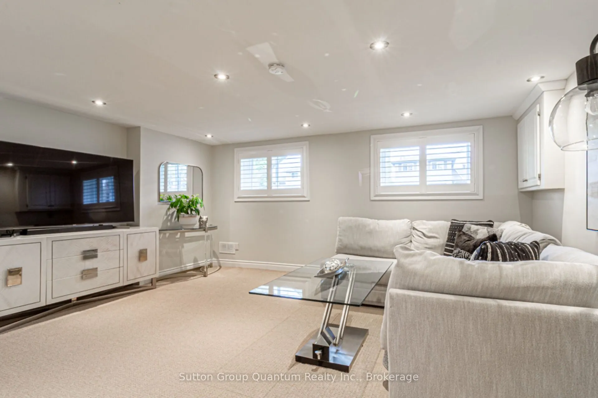 2231 Urwin Crescent