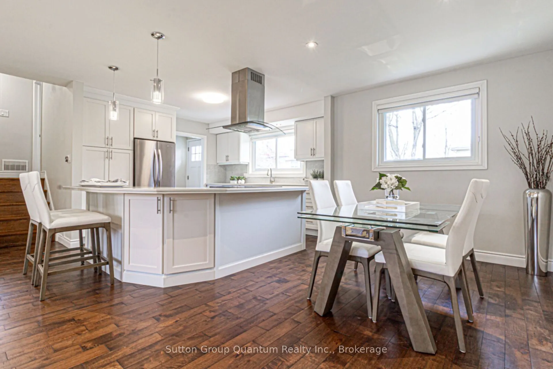 2231 Urwin Crescent