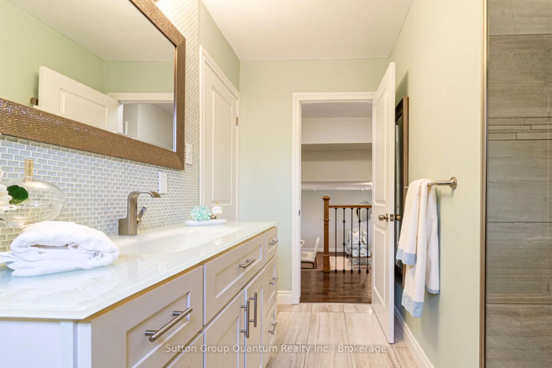 2231 Urwin Crescent