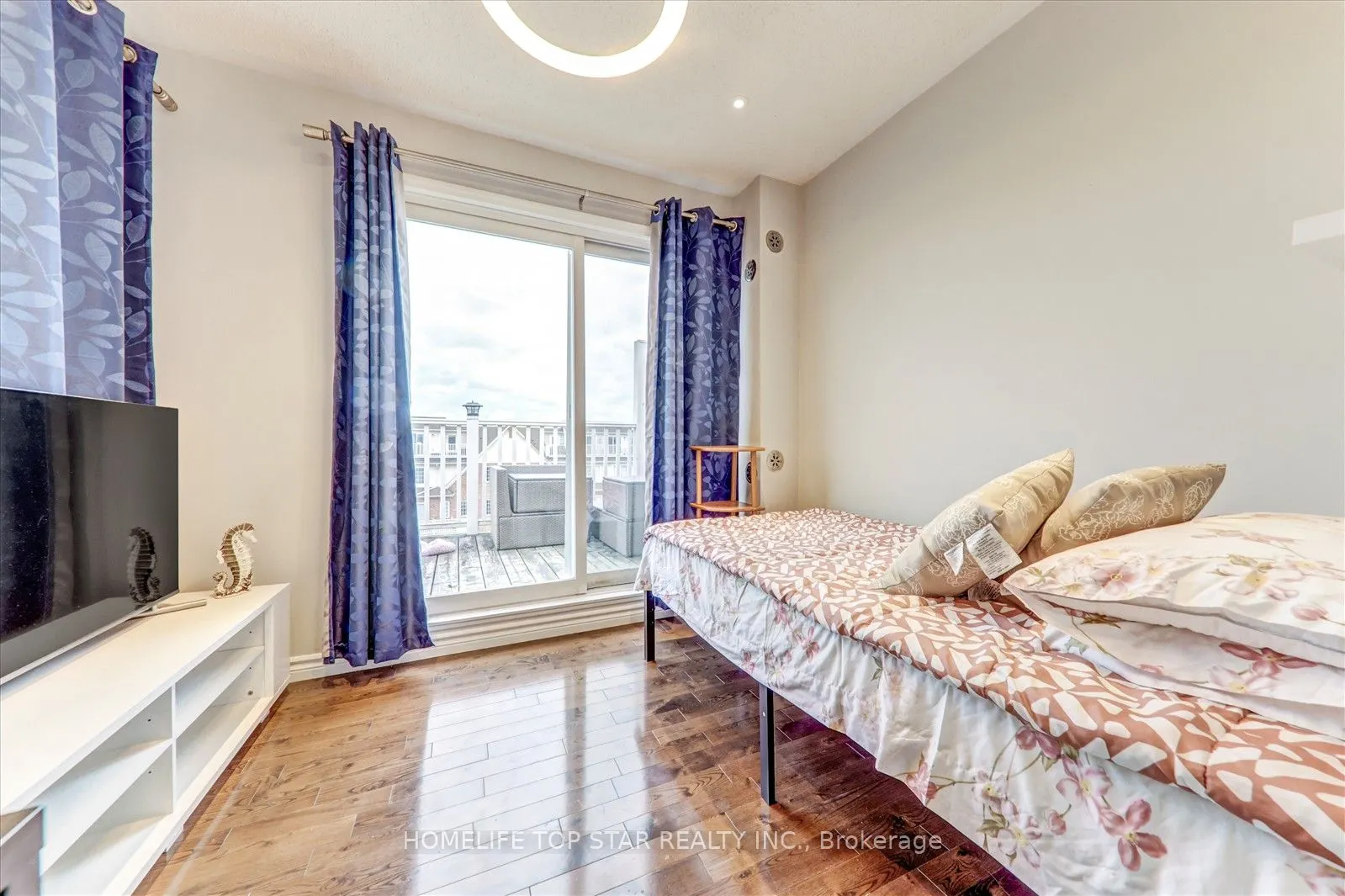 710 Neighbourhood Circle, #6