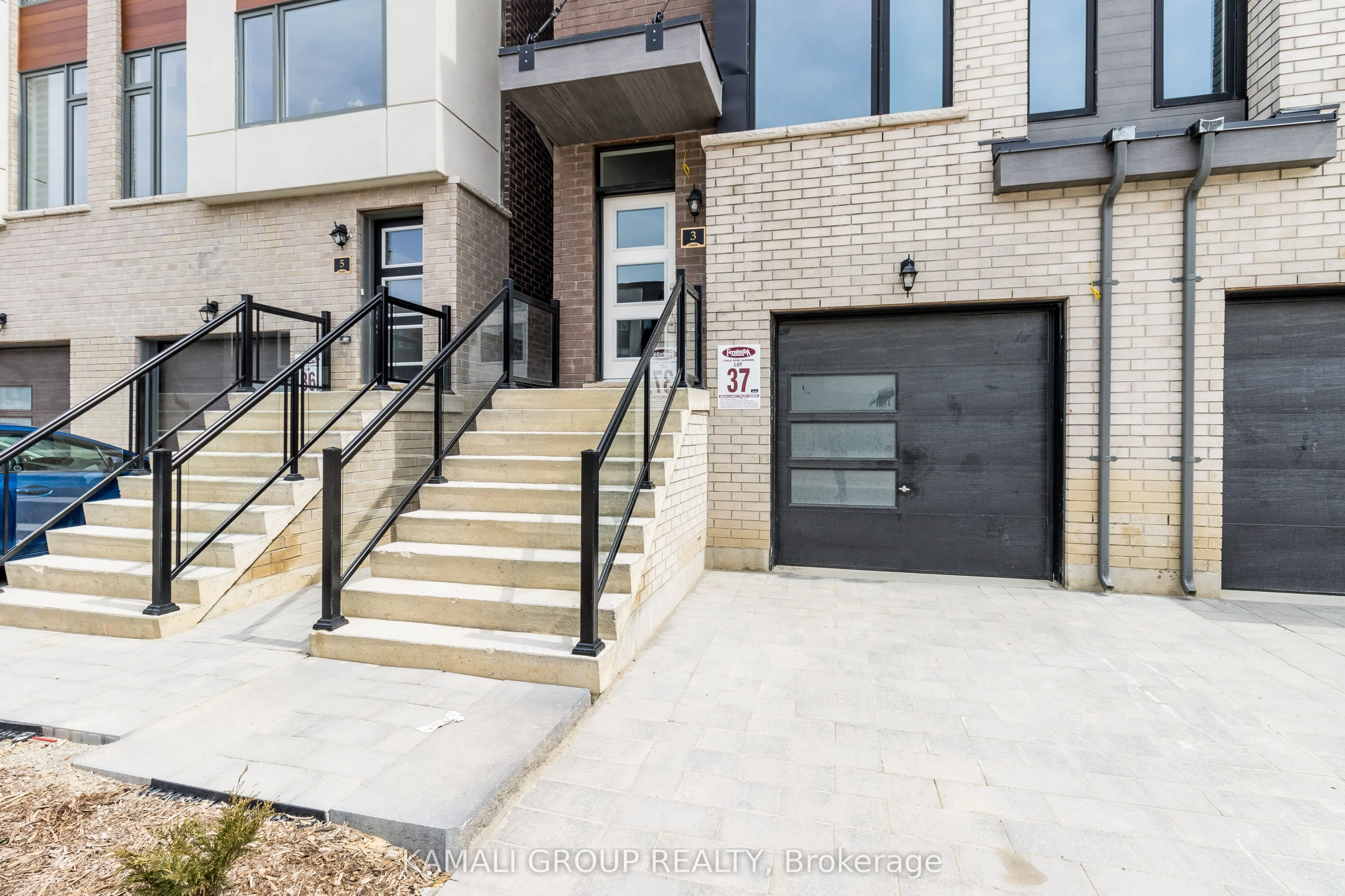 3 Wild Rose Gardens, #UPPER