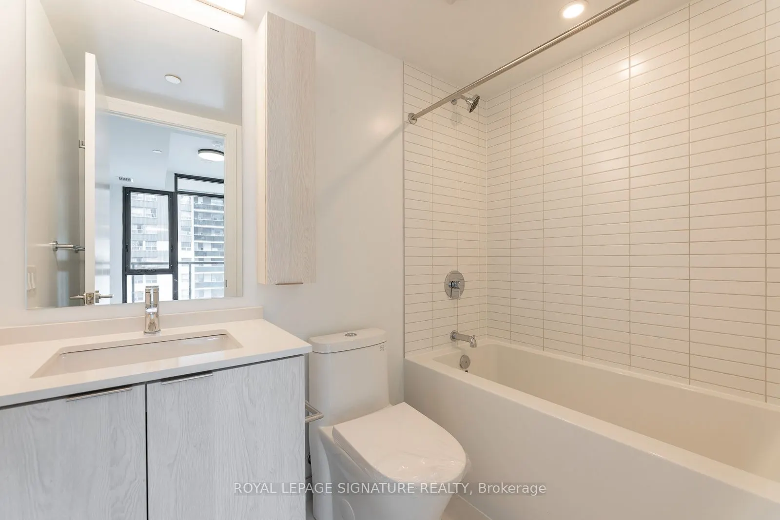 86 Dundas Street W, #616