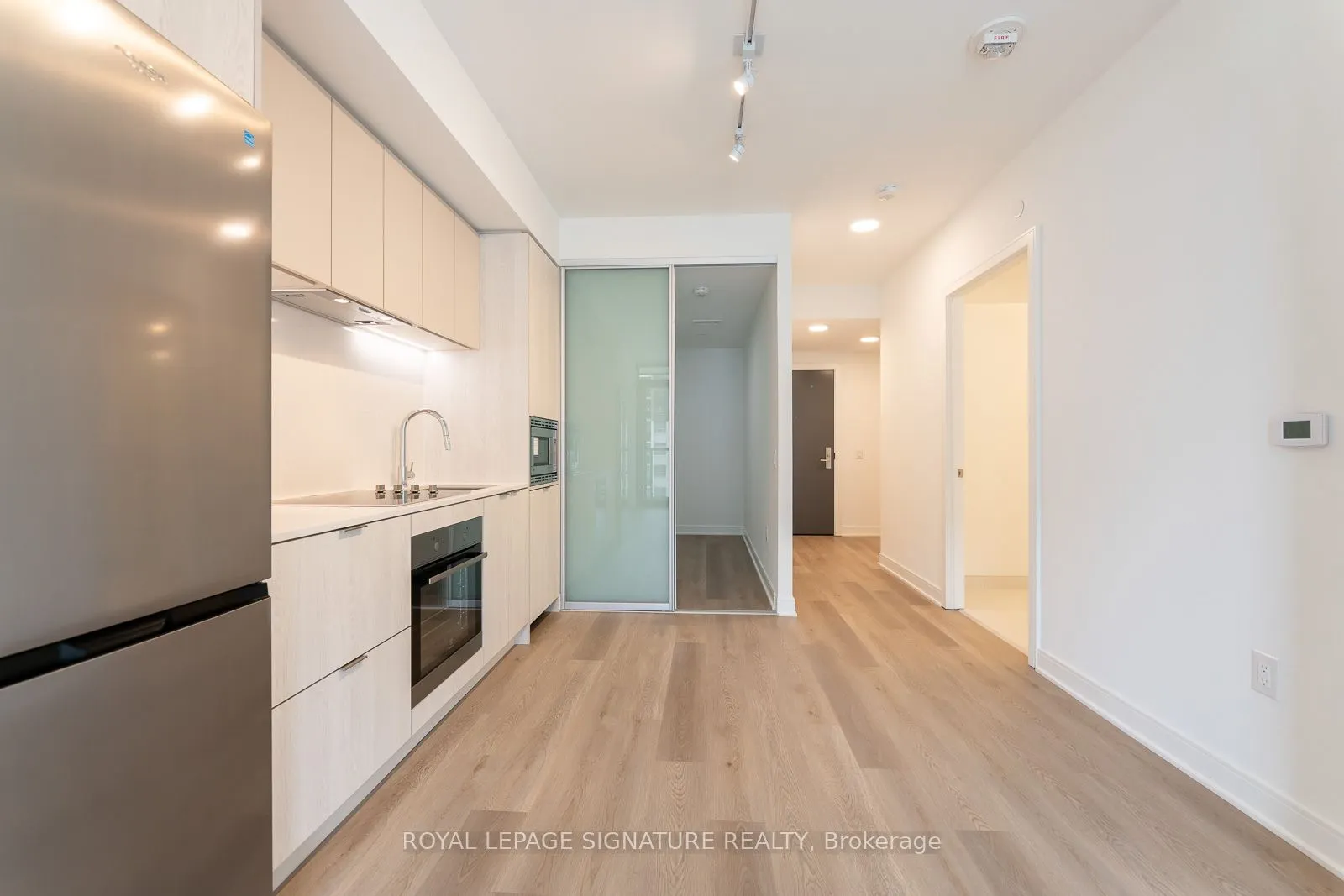 86 Dundas Street W, #616
