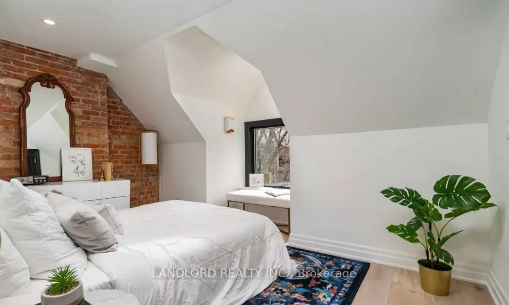 121 Sorauren Avenue, #3