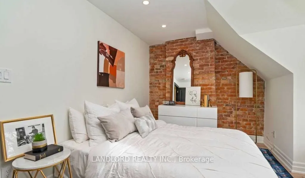 121 Sorauren Avenue, #3