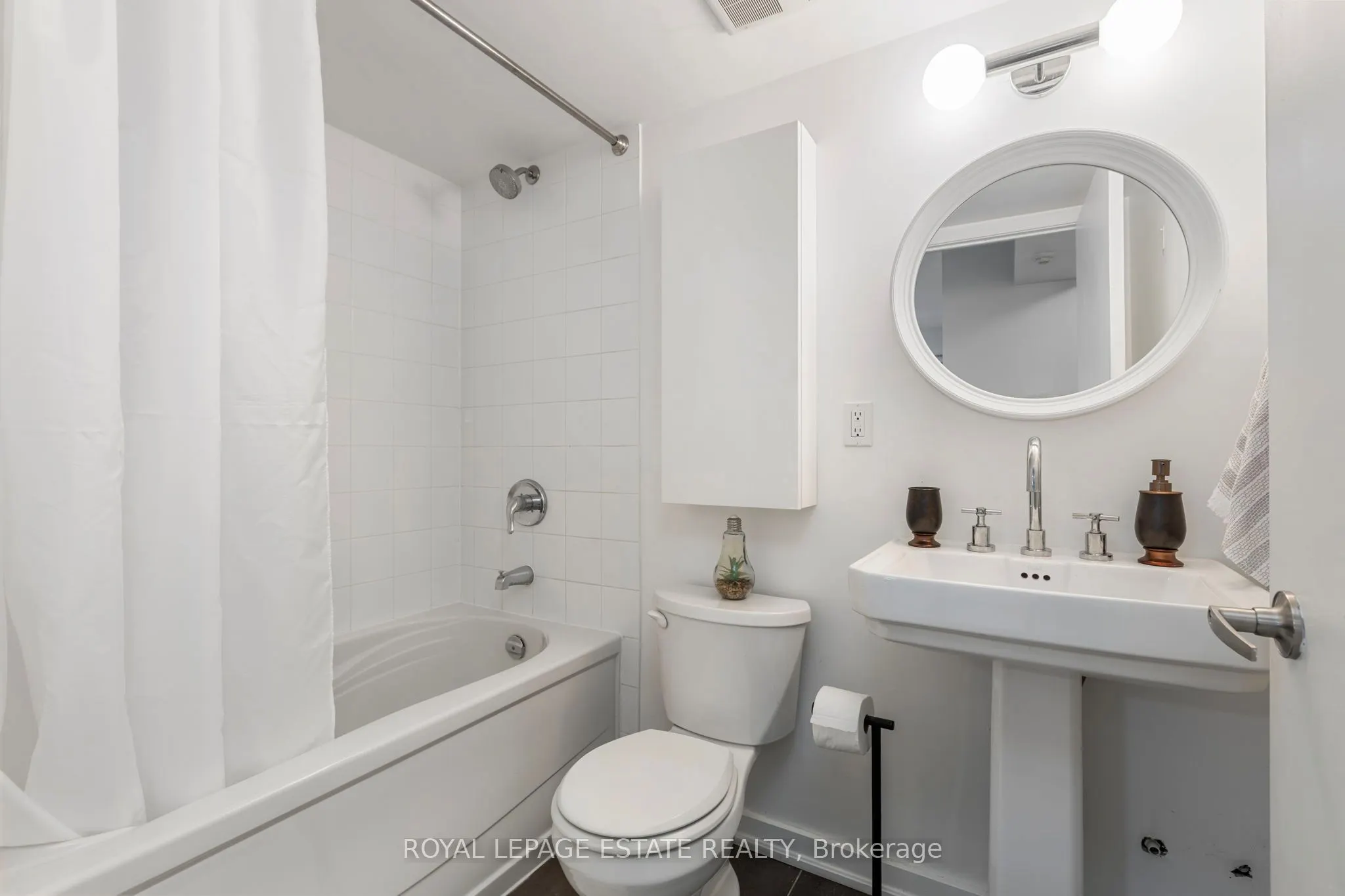 816 Lansdowne Avenue, #206