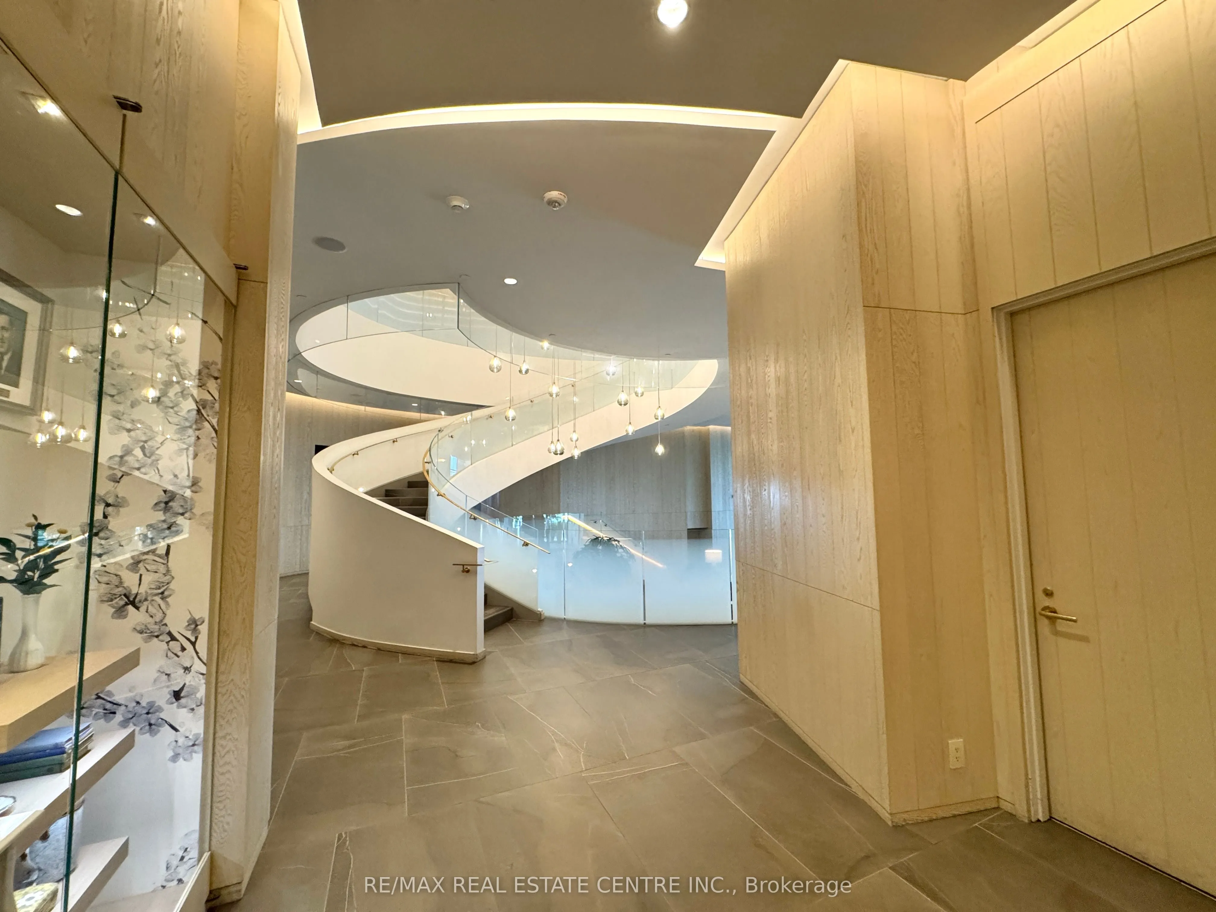 2060 Lakeshore Road, #405
