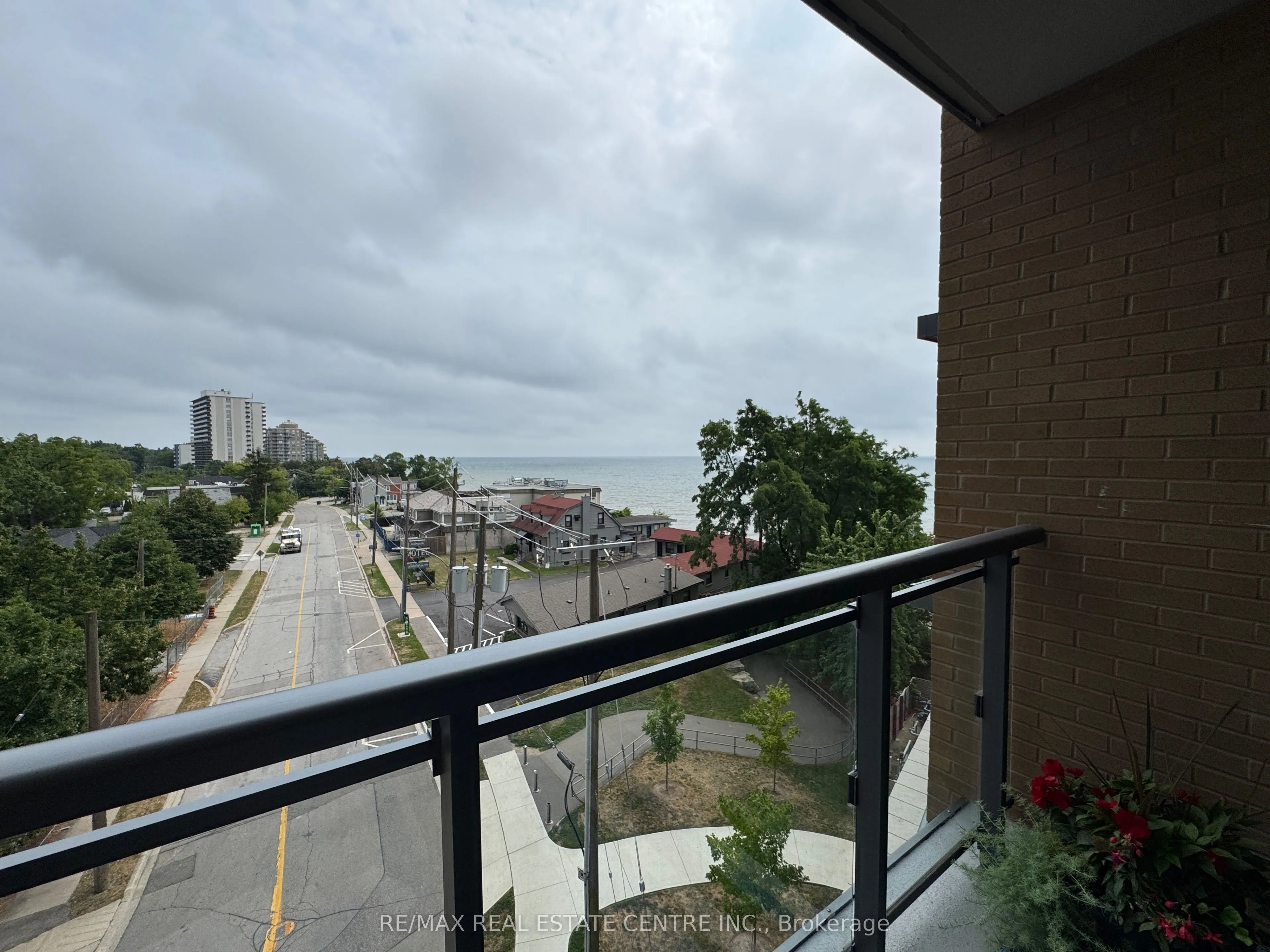 2060 Lakeshore Road, #405