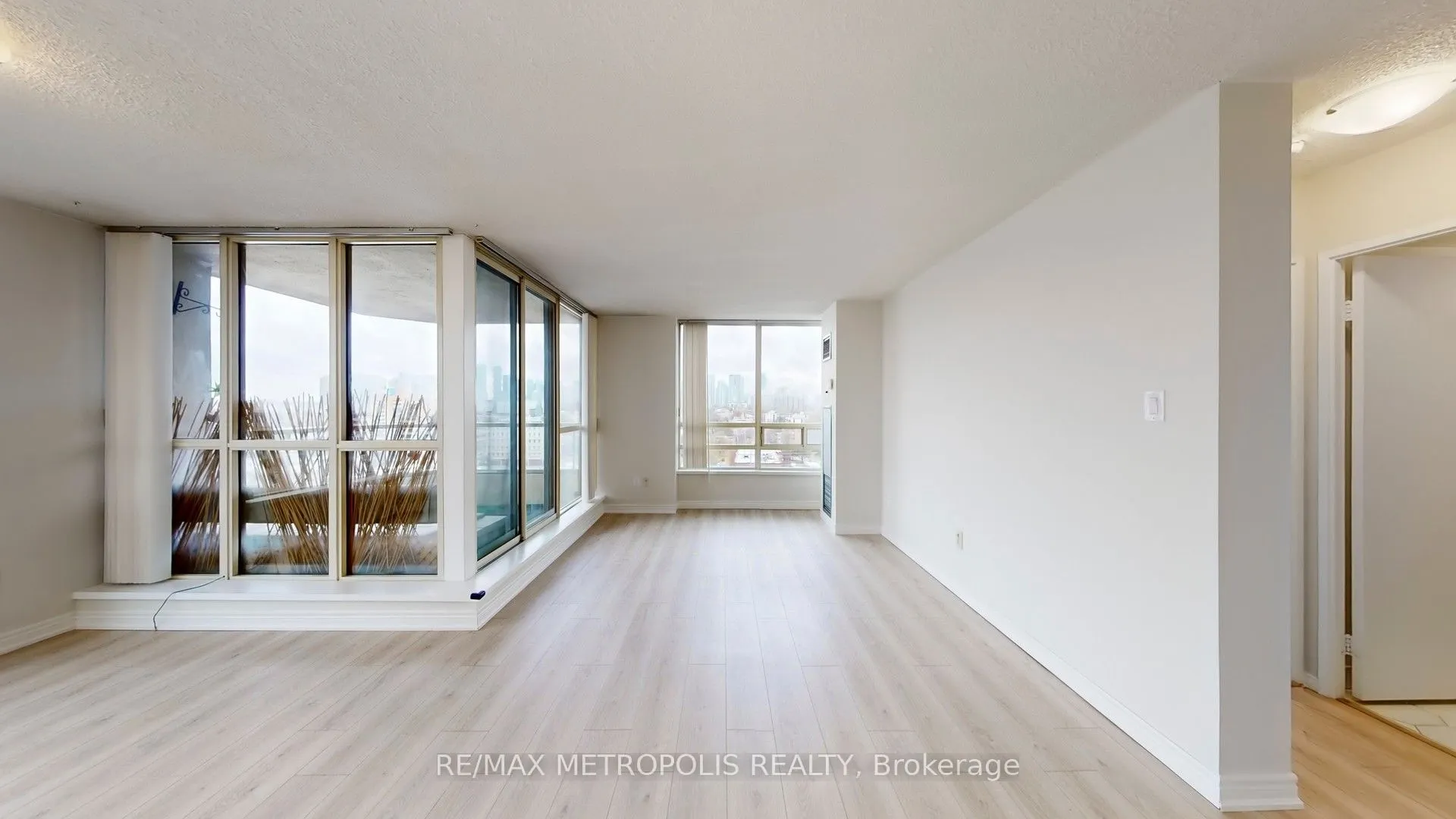 75 King Street E #1512
