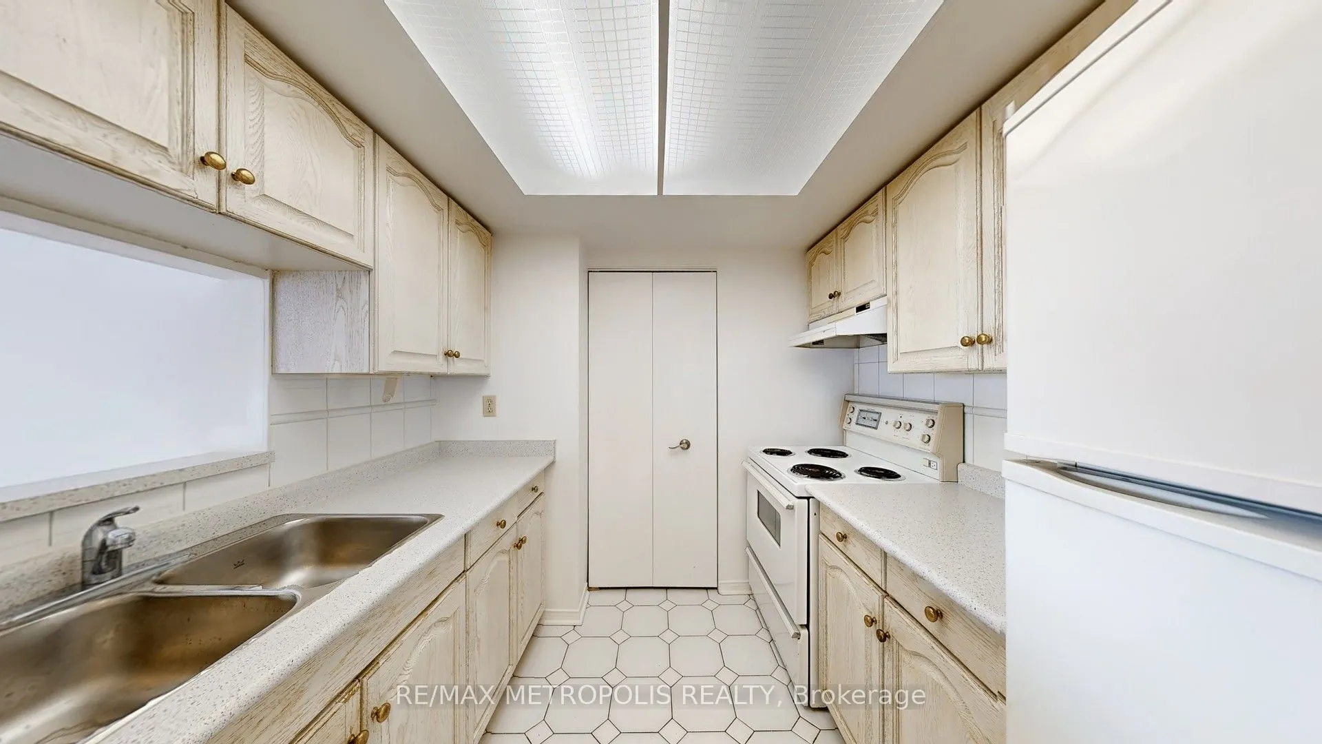 75 King Street E #1609
