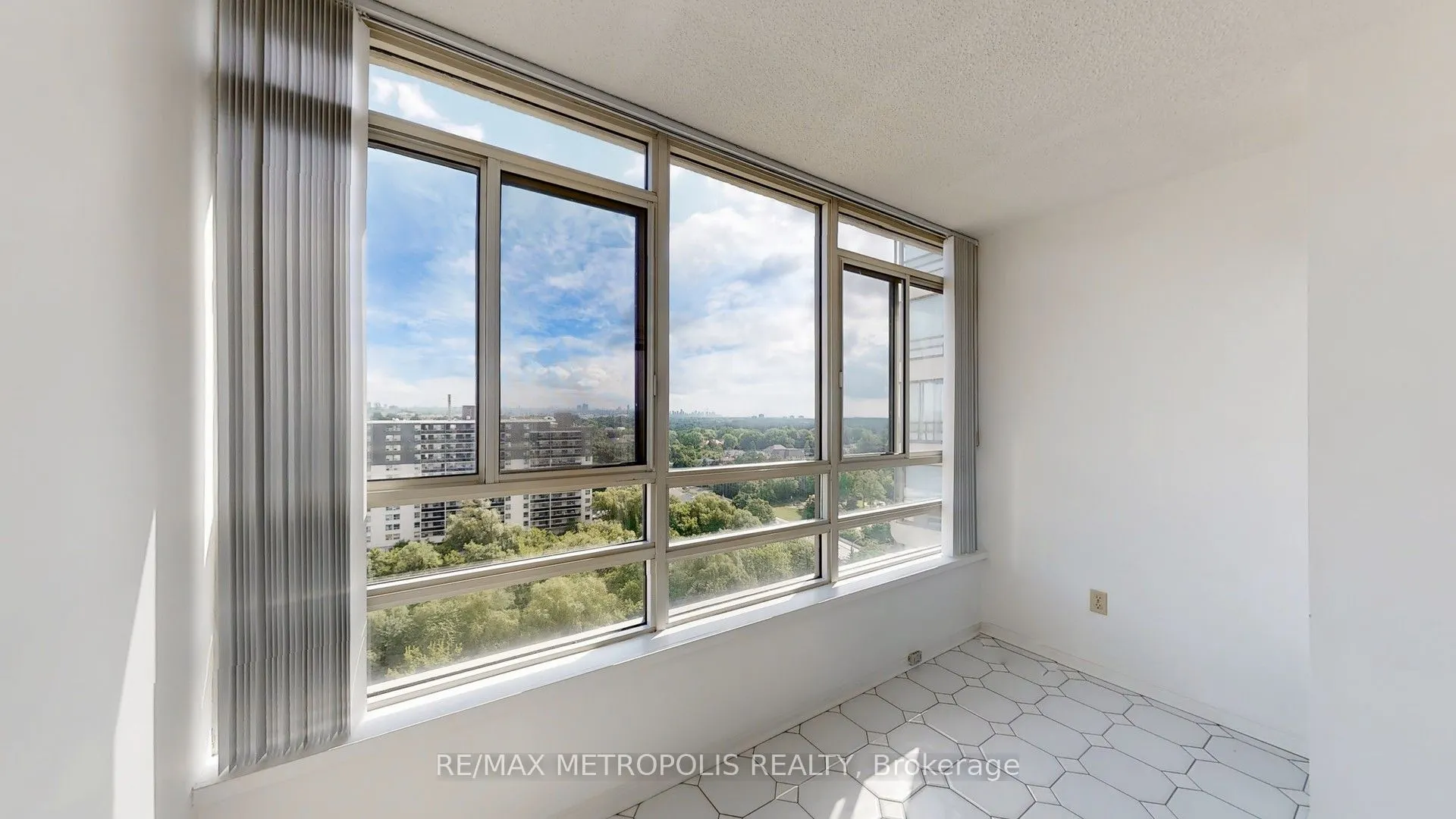 75 King Street E #1609