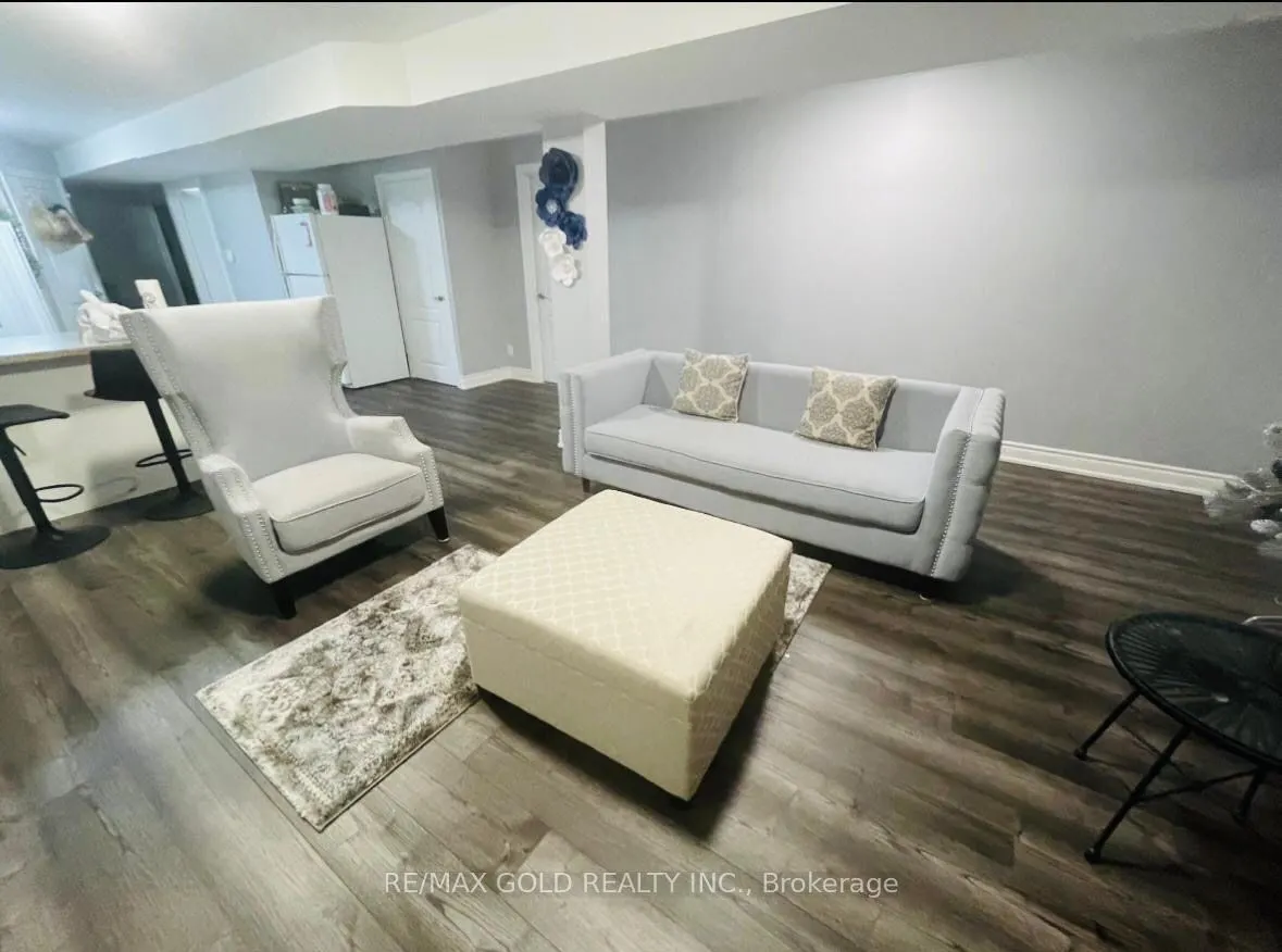 3 Panorama Crescent N