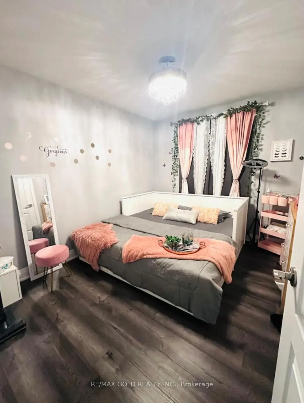 3 Panorama Crescent N