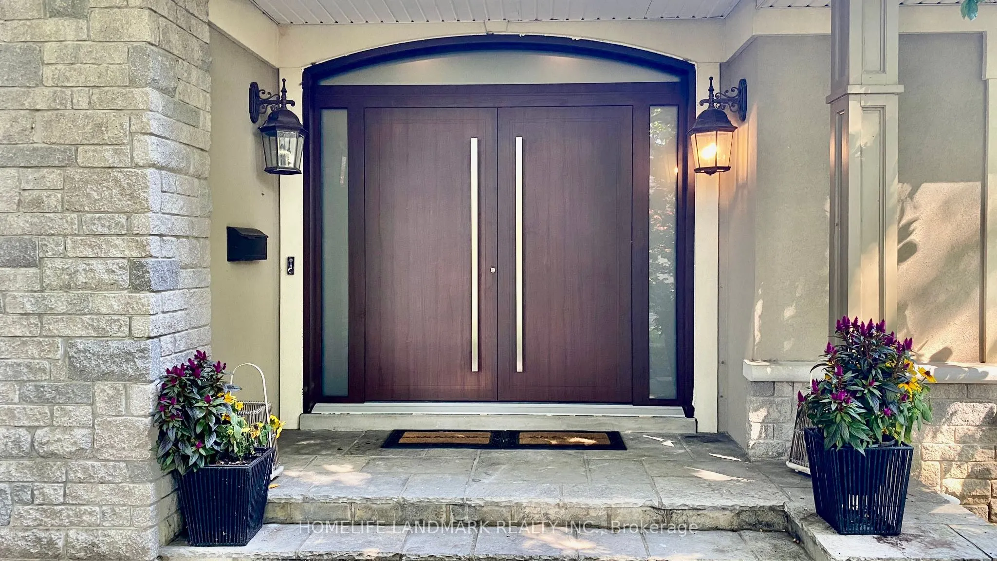 55 Ennisclare Drive W