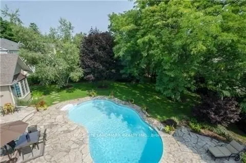 55 Ennisclare Drive W