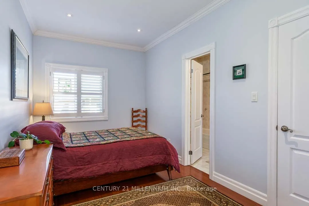 8 Castlewood Court
