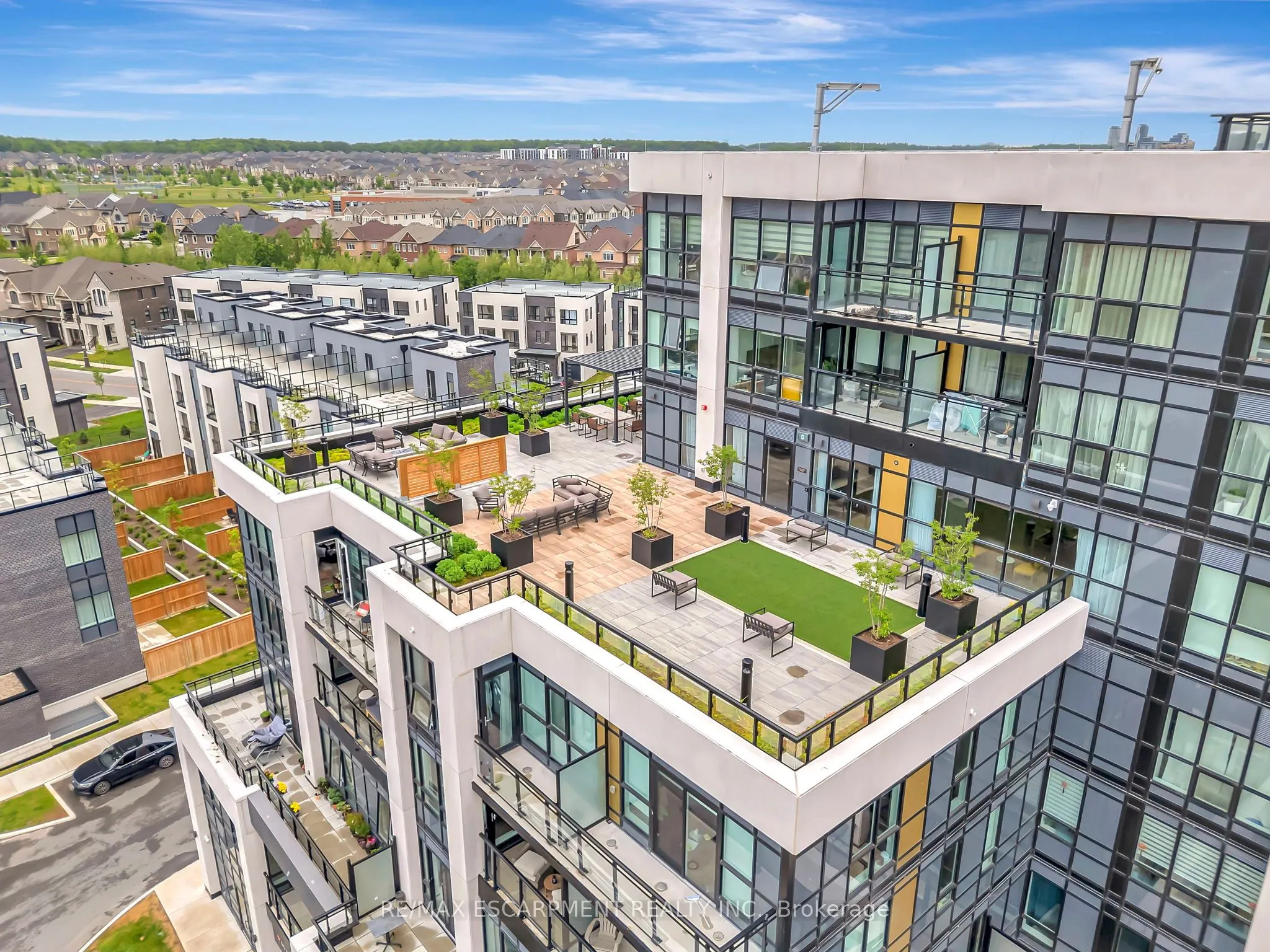 405 Dundas Street W, #702