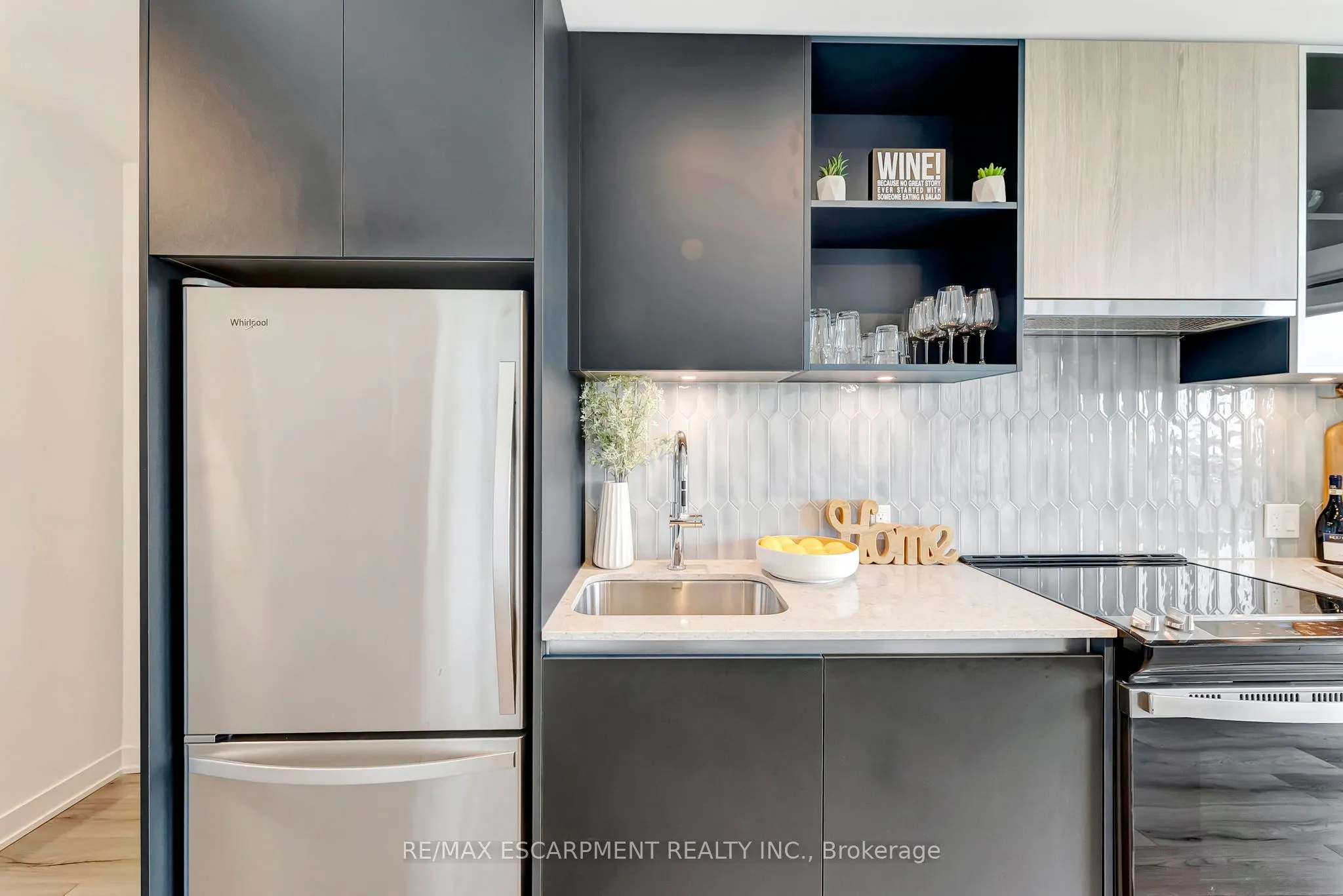 405 Dundas Street W, #702