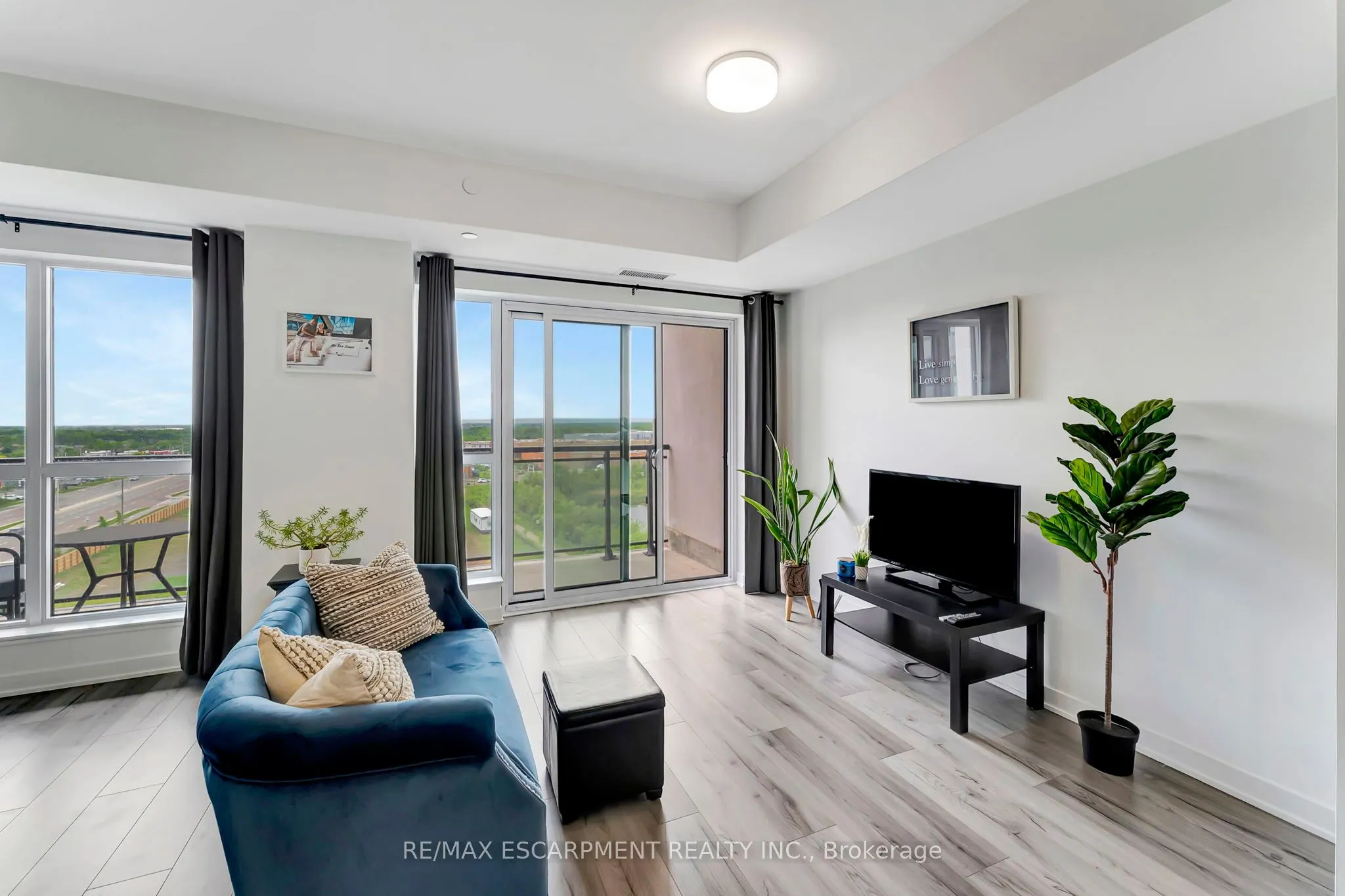 405 Dundas Street W, #702
