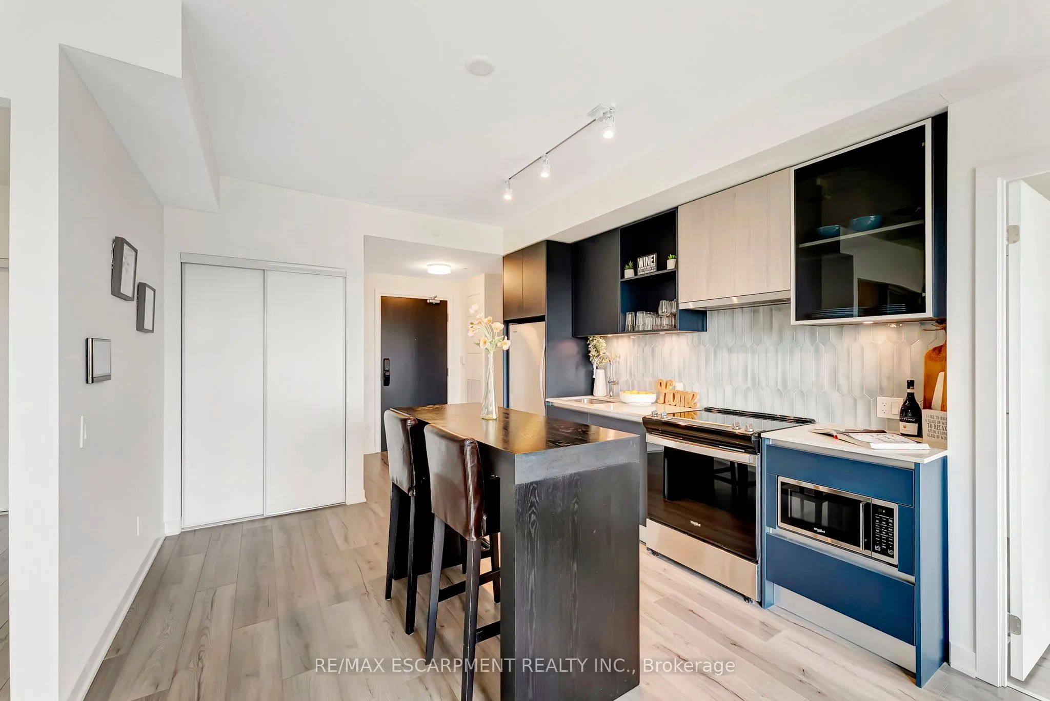 405 Dundas Street W, #702