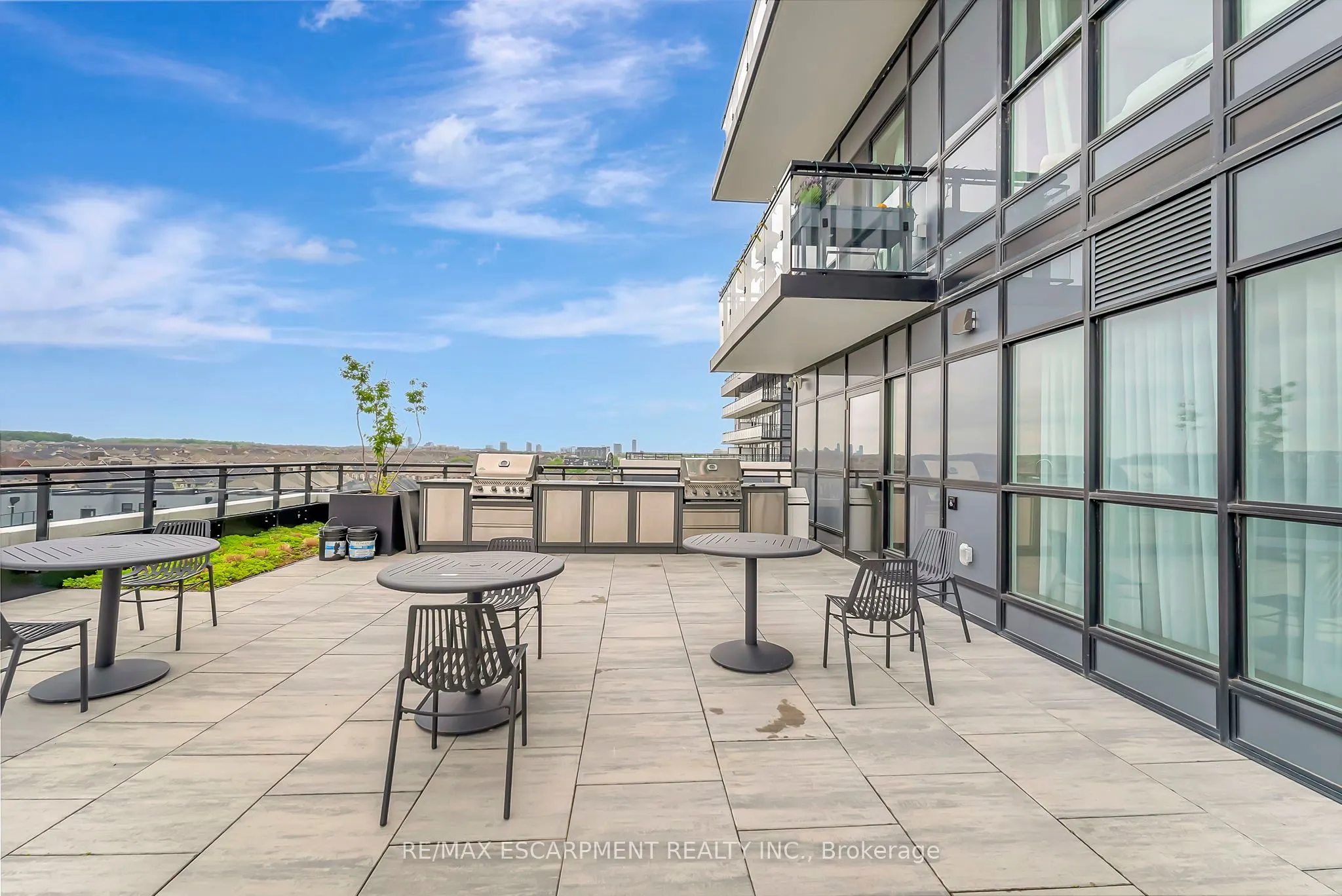 405 Dundas Street W, #702