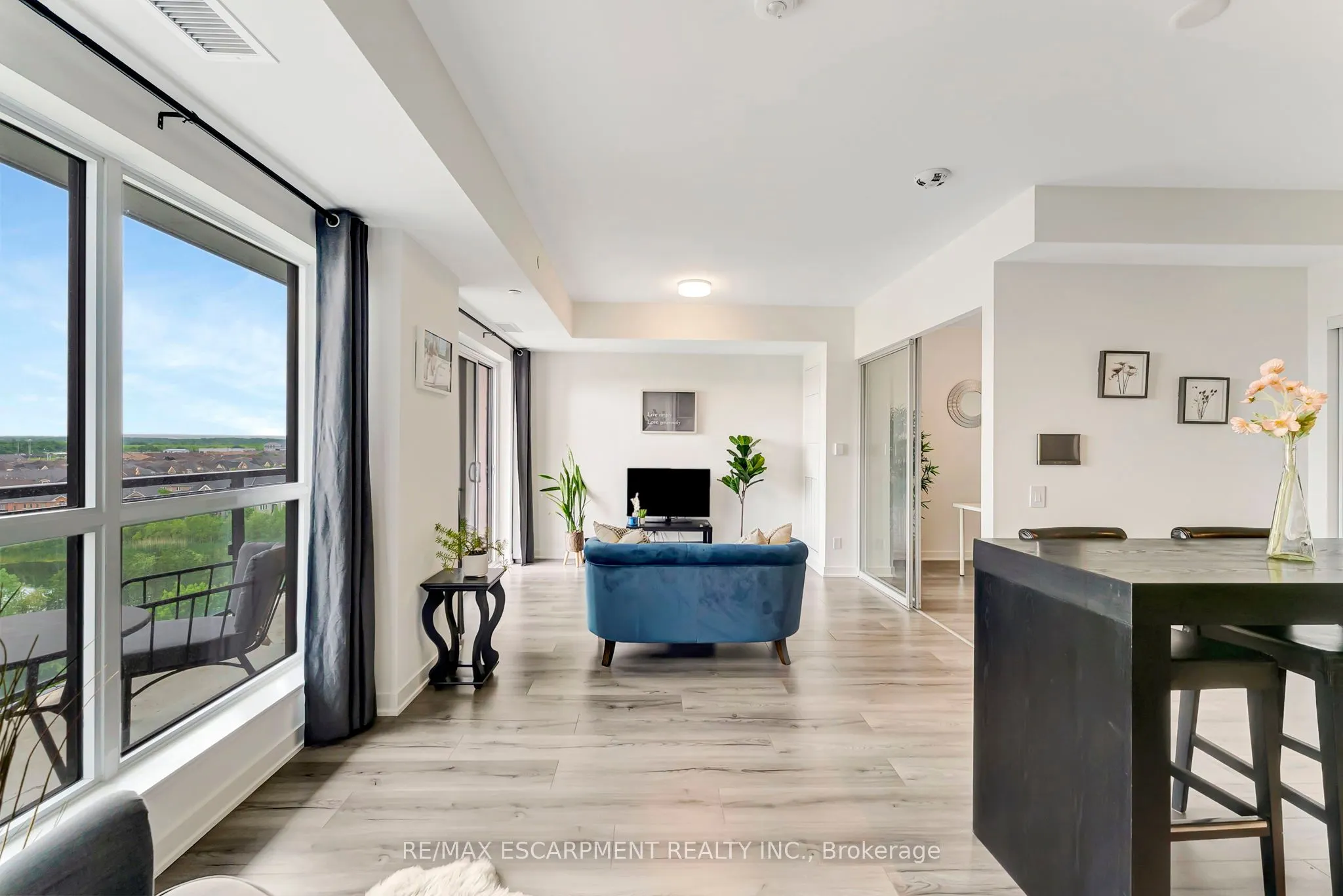 405 Dundas Street W, #702