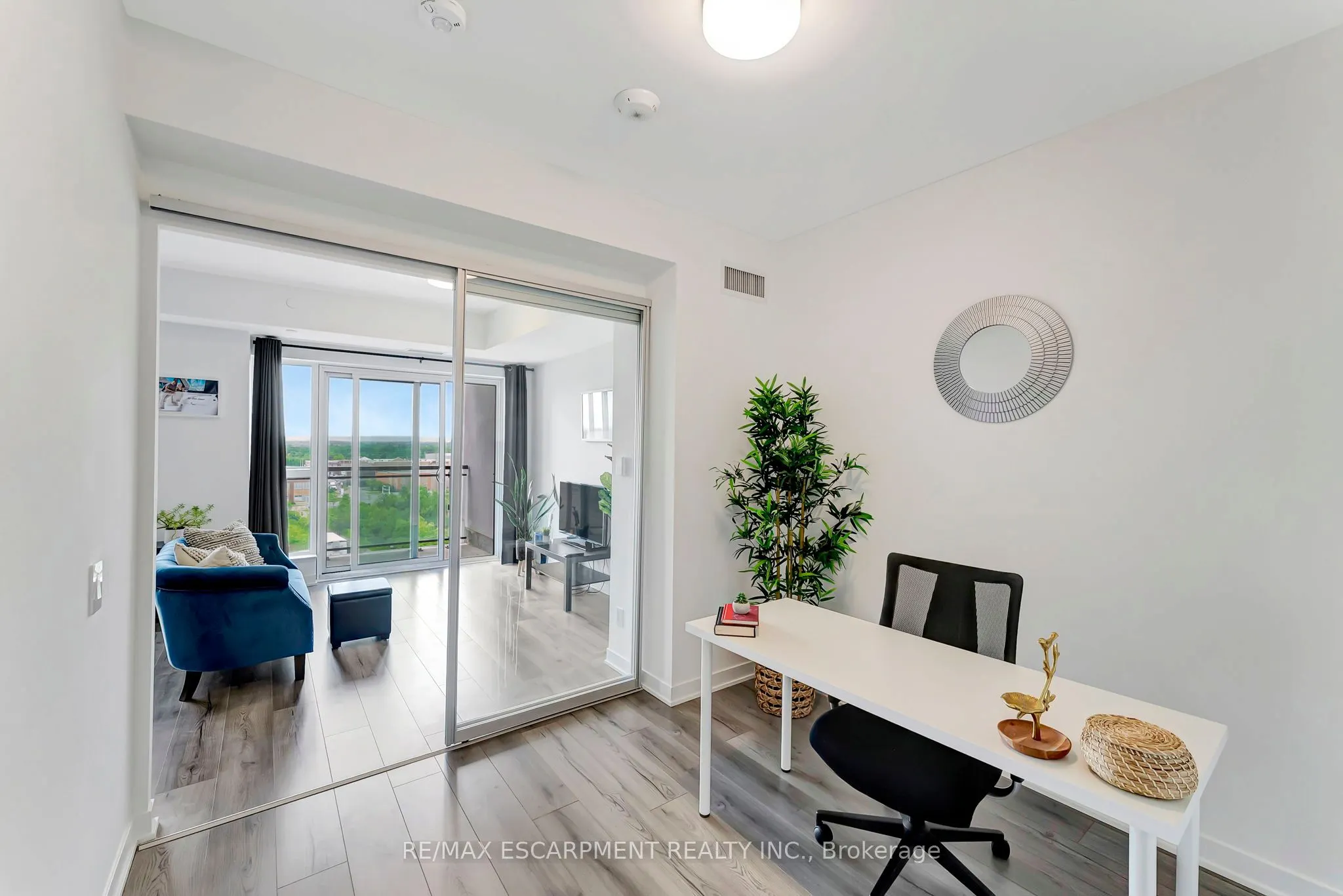 405 Dundas Street W, #702