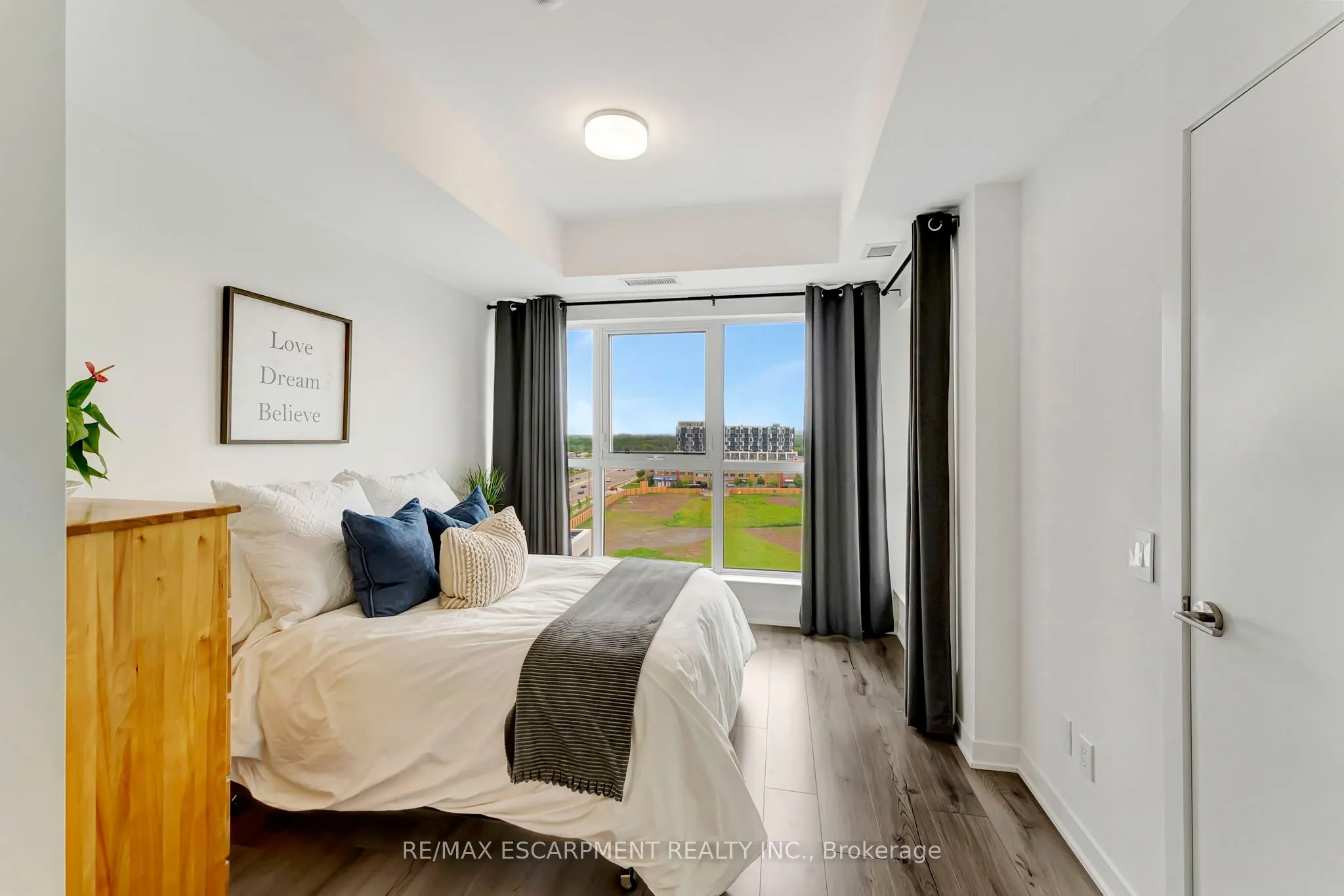 405 Dundas Street W, #702