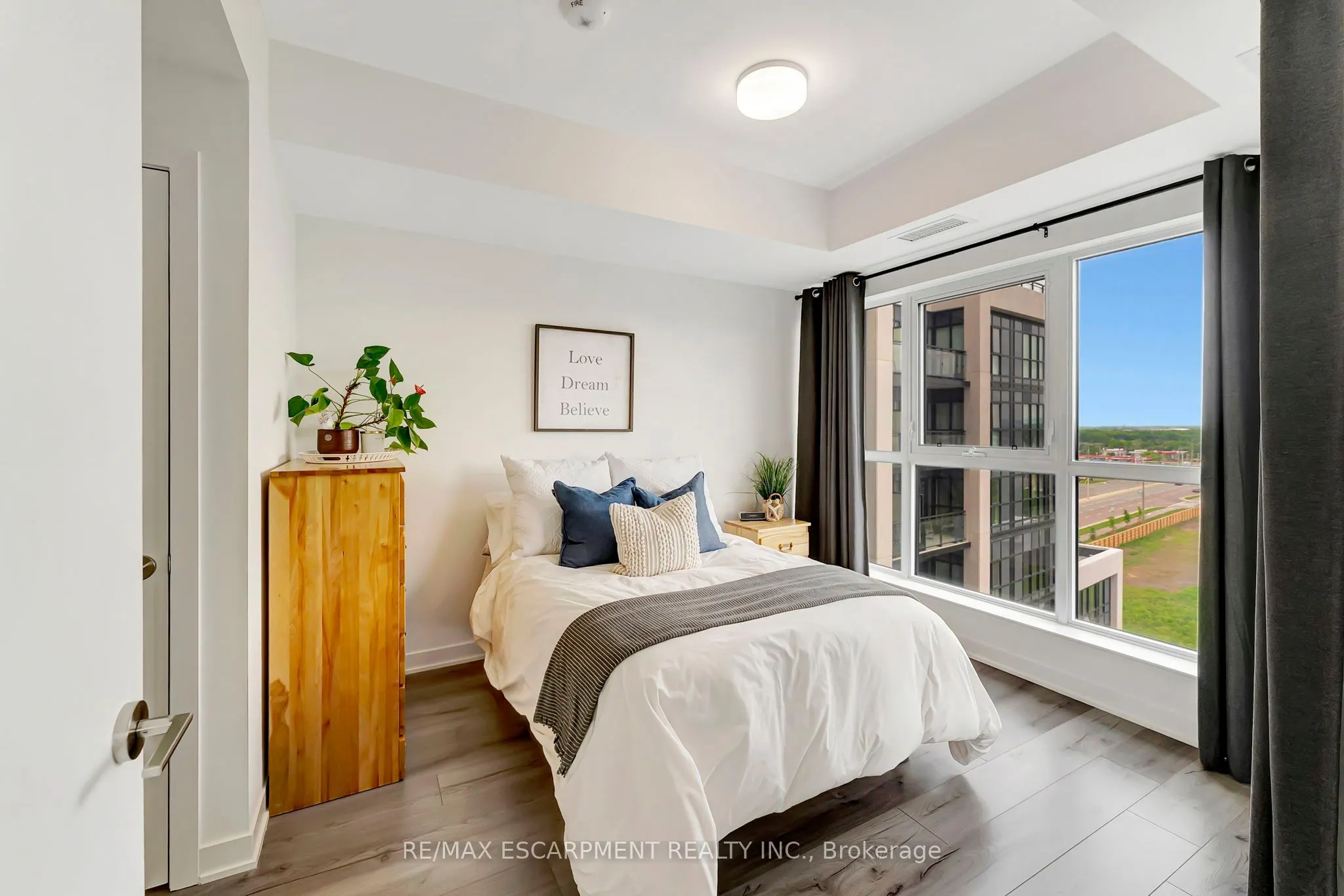 405 Dundas Street W, #702