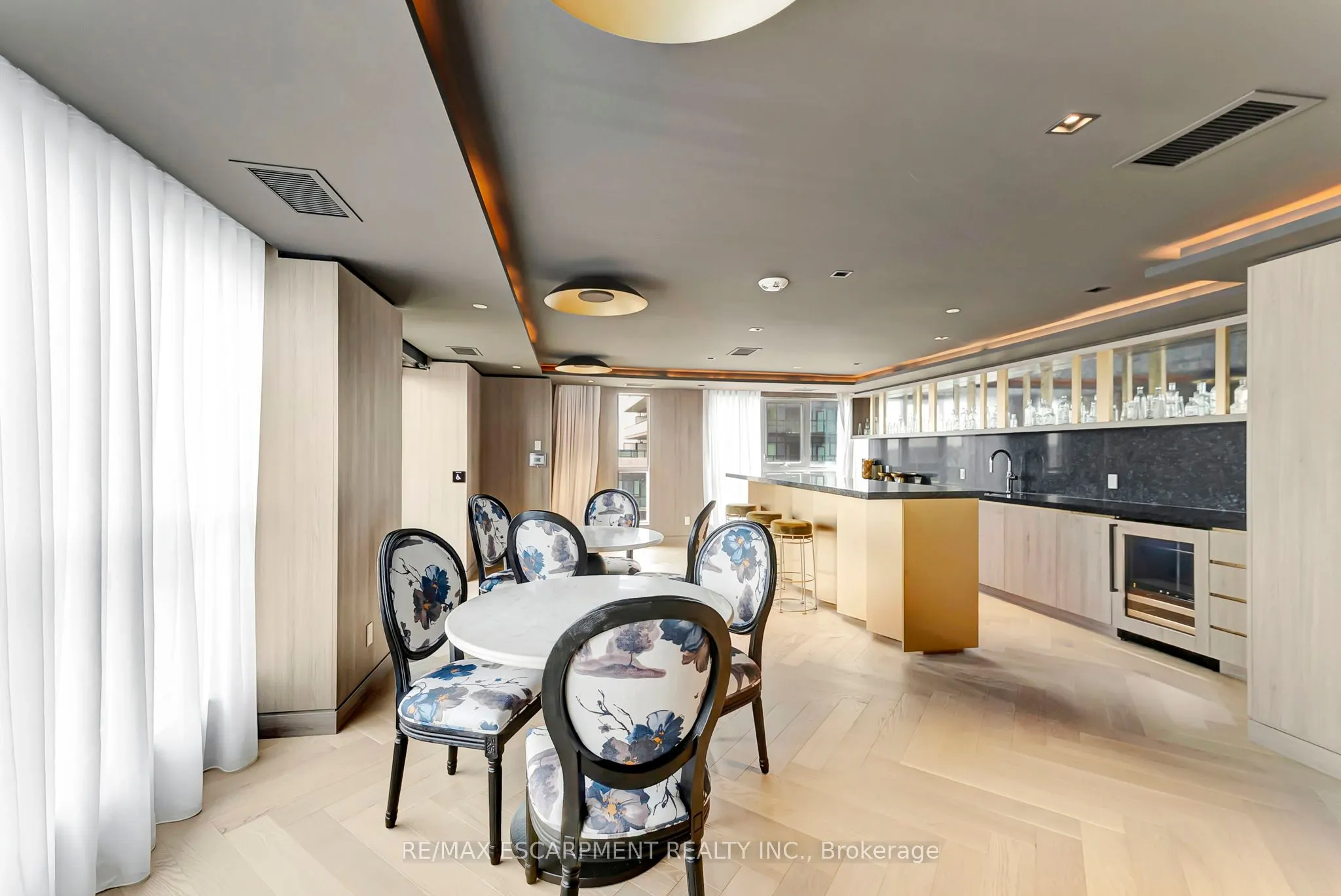 405 Dundas Street W, #702