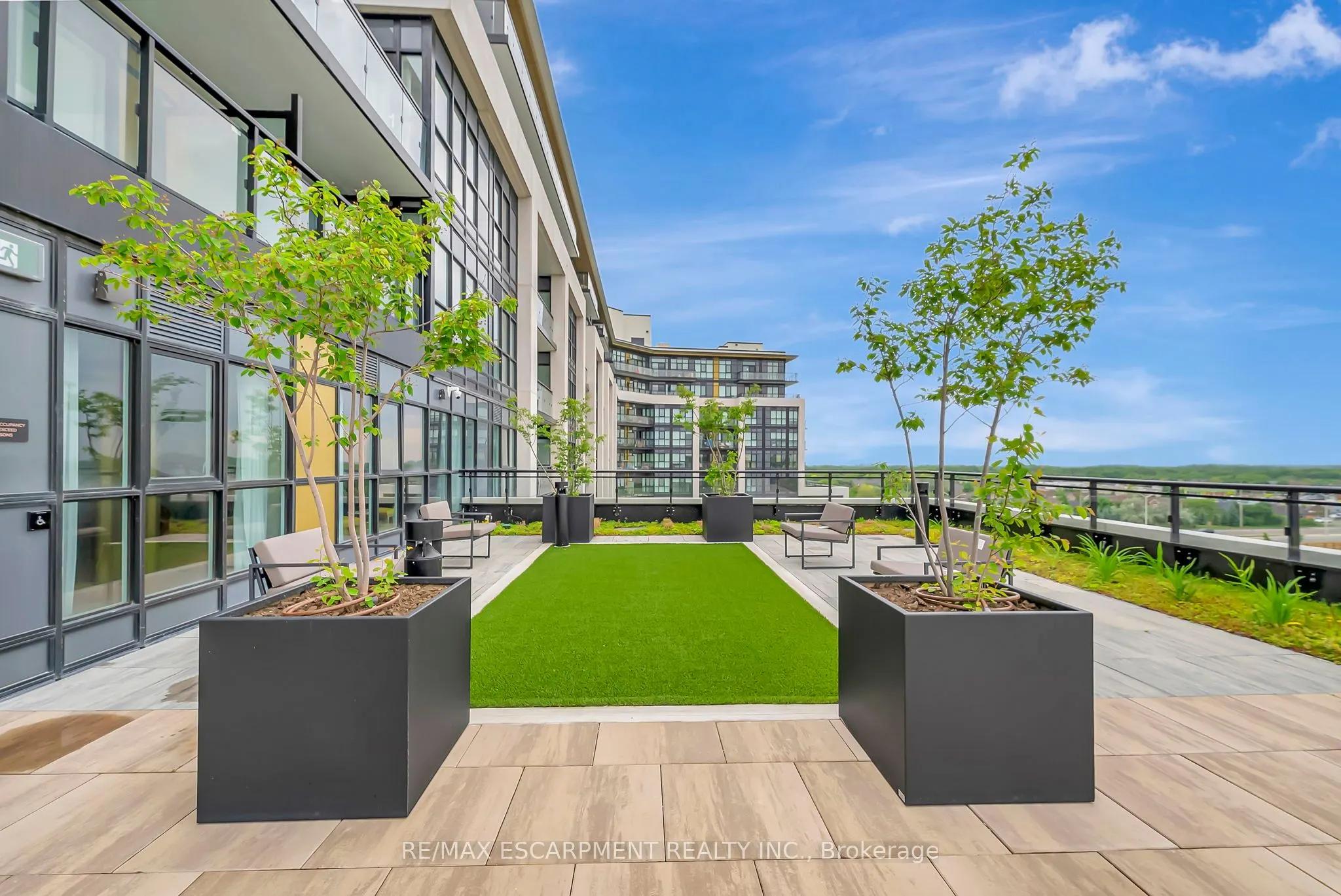 405 Dundas Street W, #702