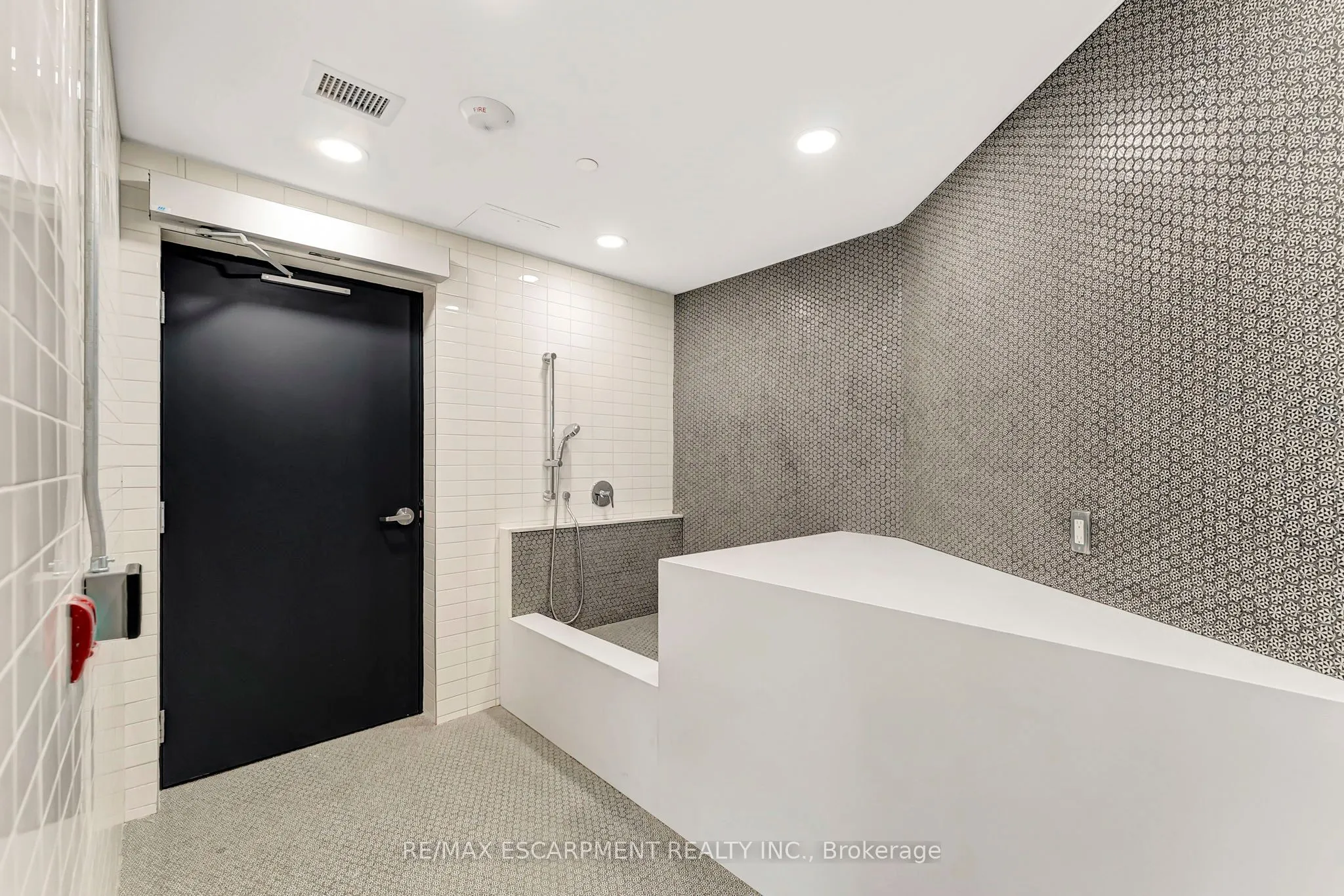 405 Dundas Street W, #702