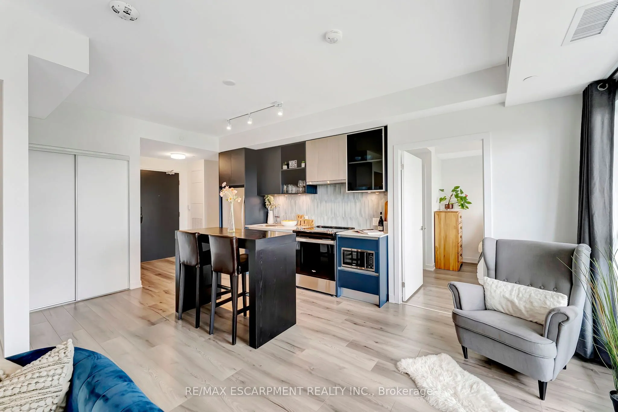 405 Dundas Street W, #702