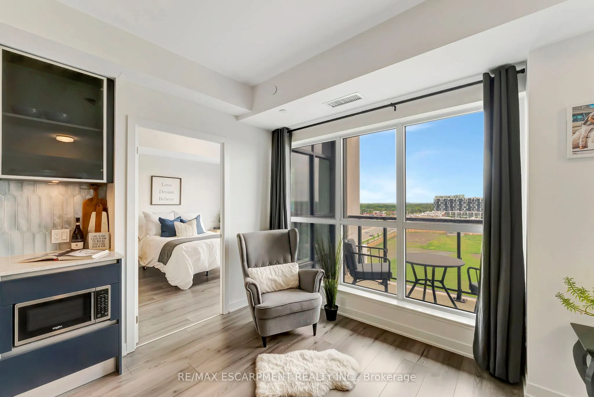 405 Dundas Street W, #702