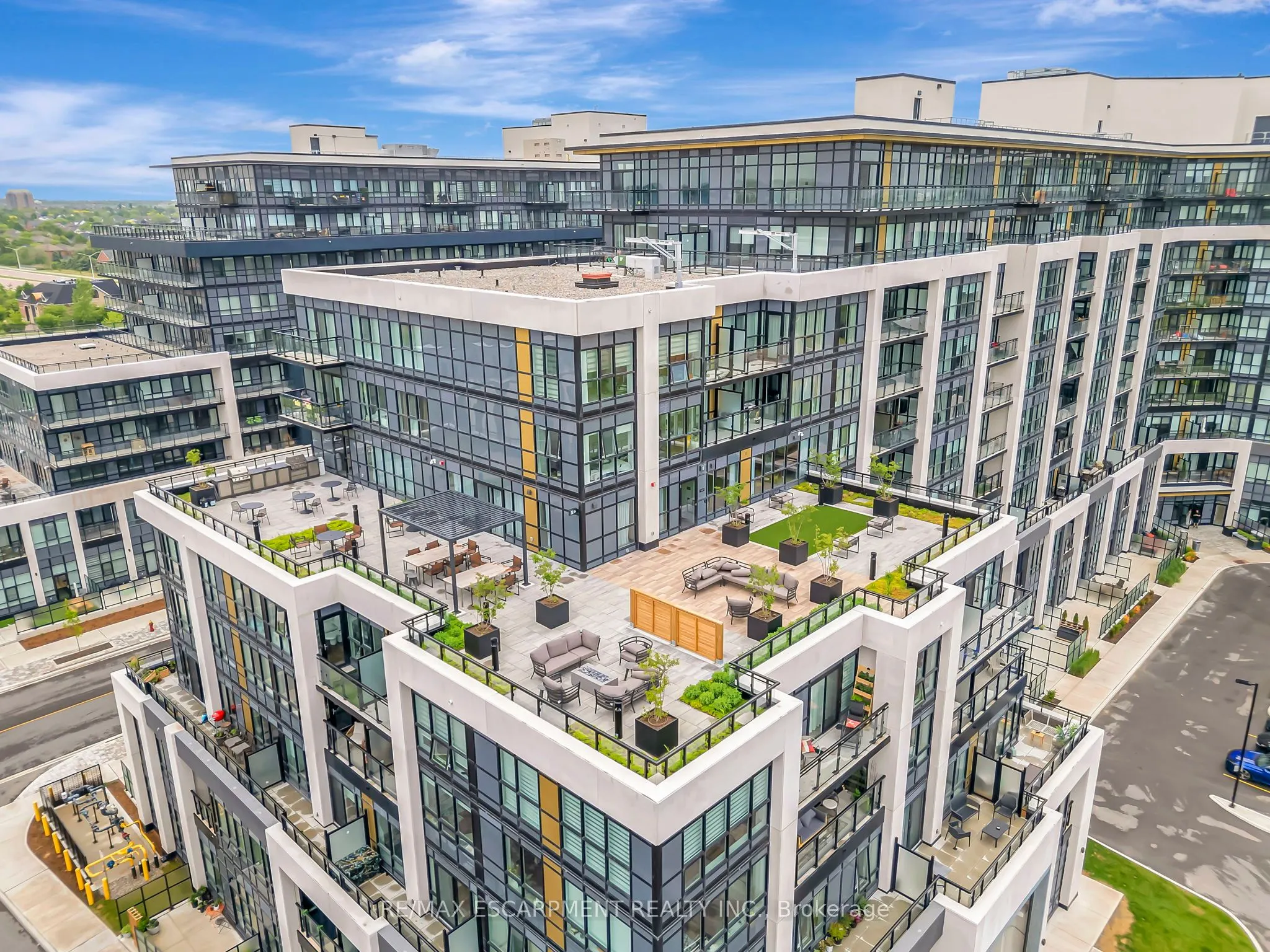 405 Dundas Street W, #702