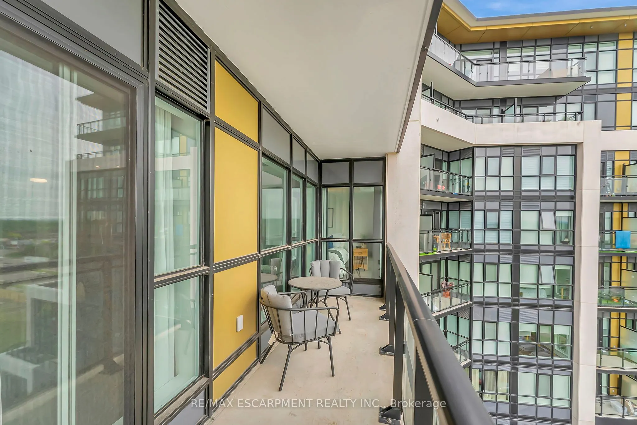 405 Dundas Street W, #702