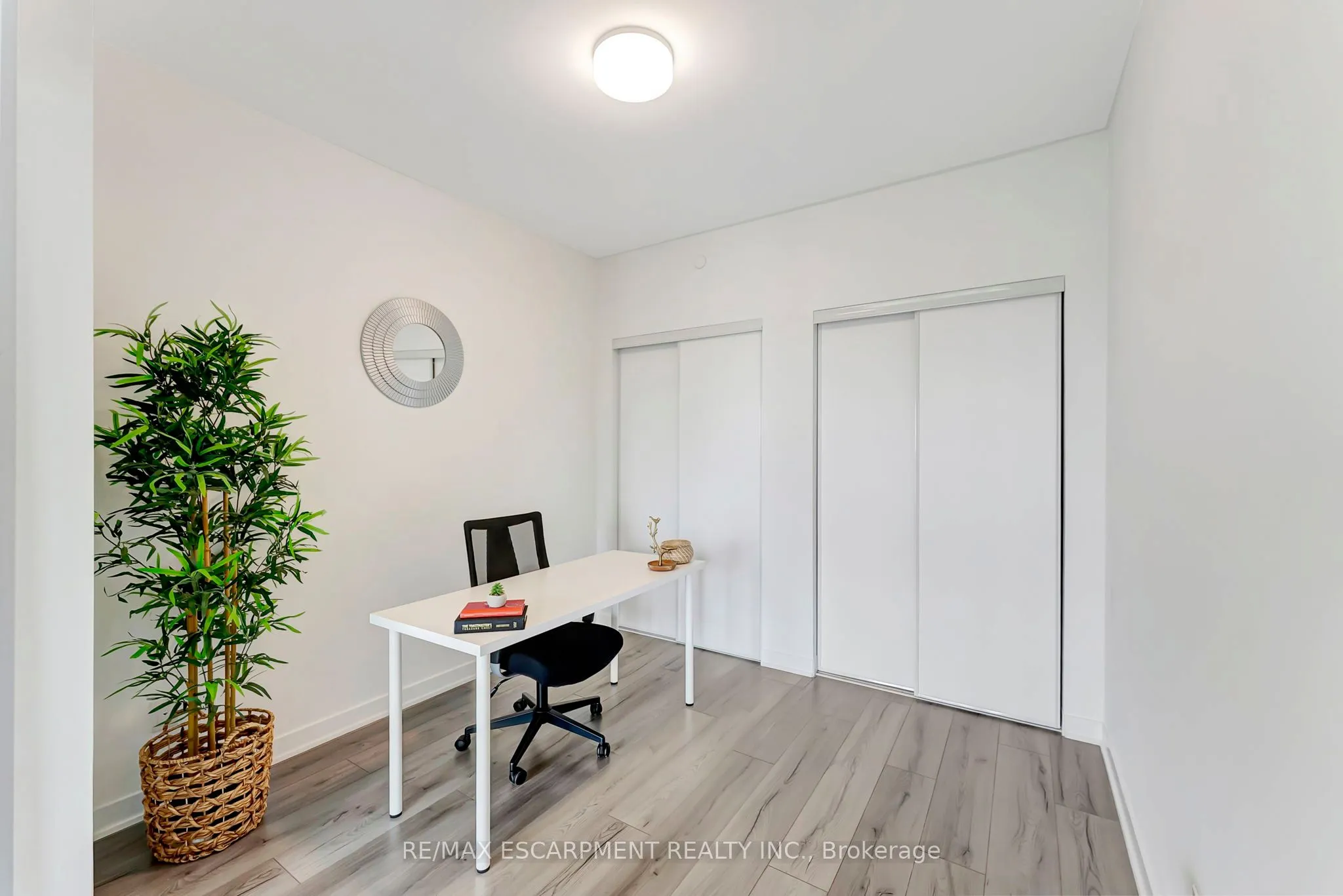 405 Dundas Street W, #702