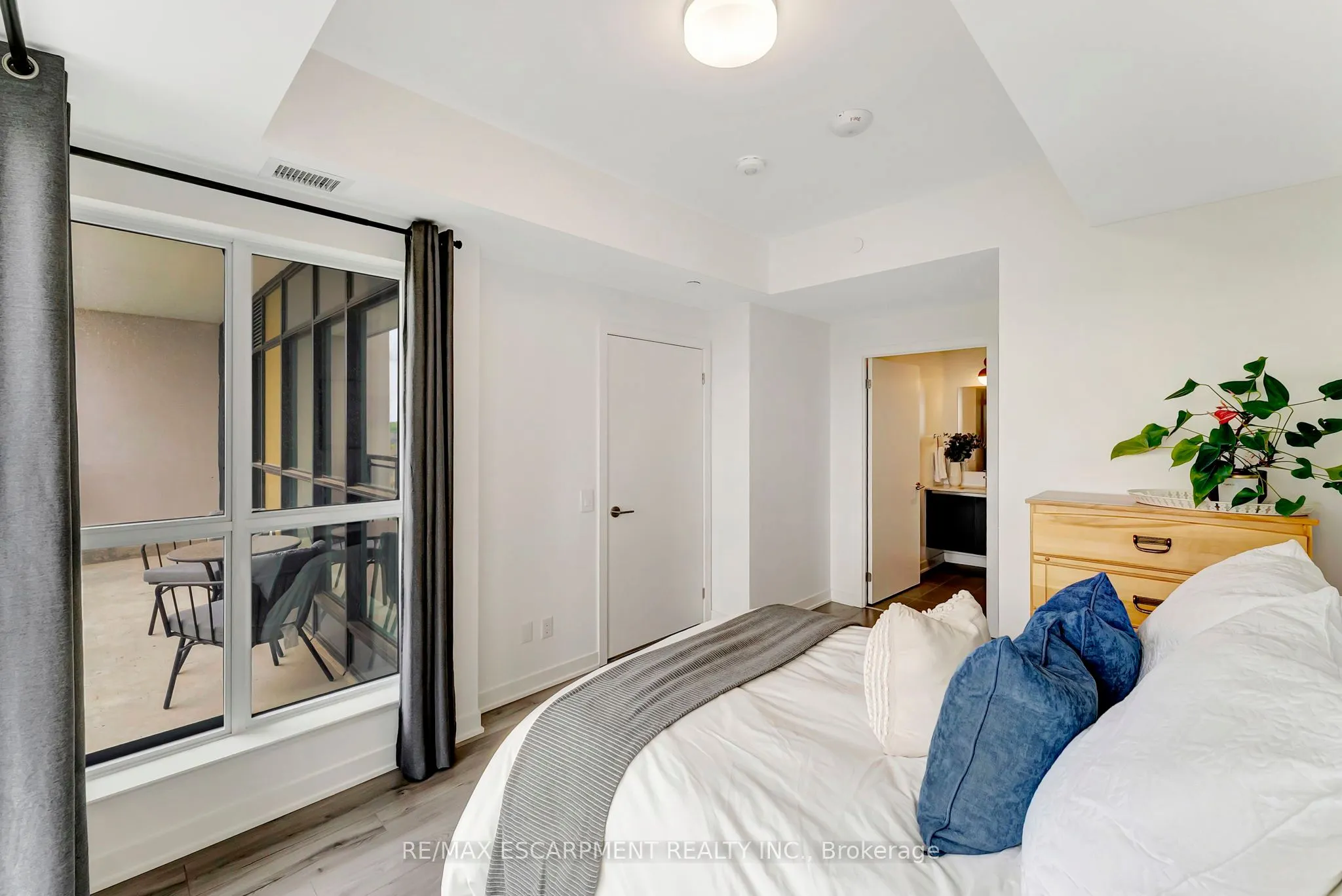 405 Dundas Street W, #702